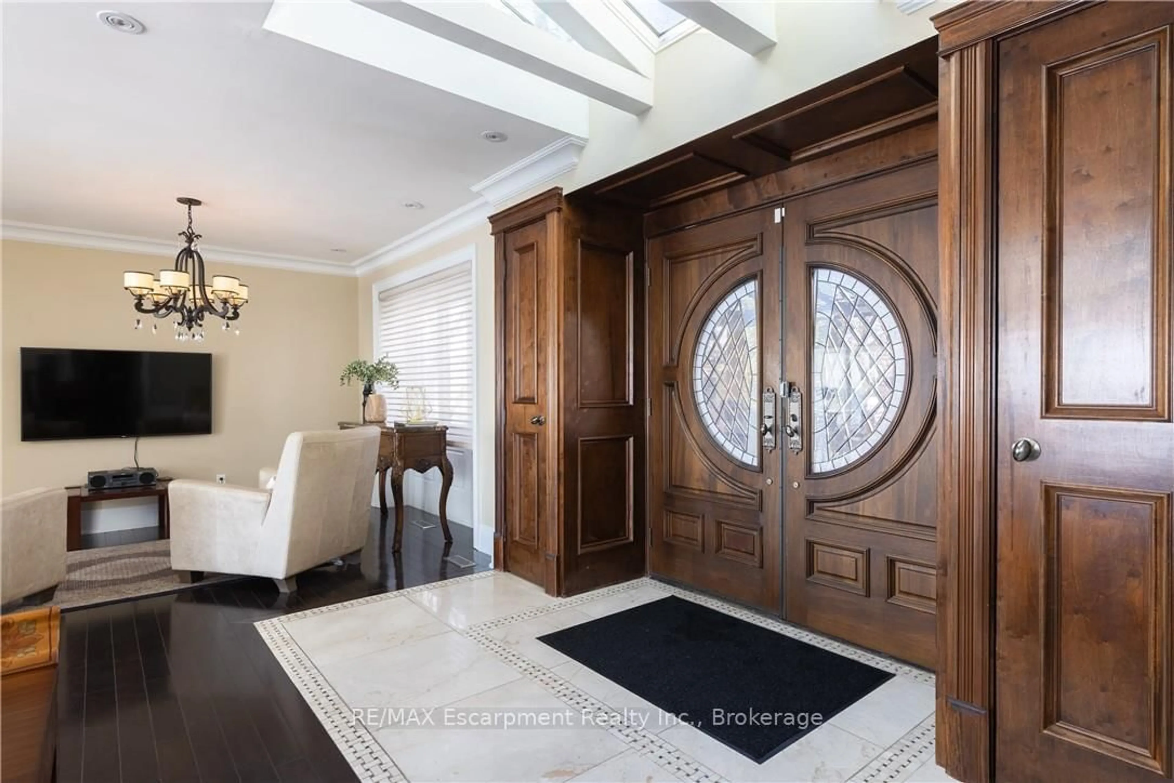 Indoor entryway for 3346 Lakeshore Rd, Oakville Ontario L6L 6S6