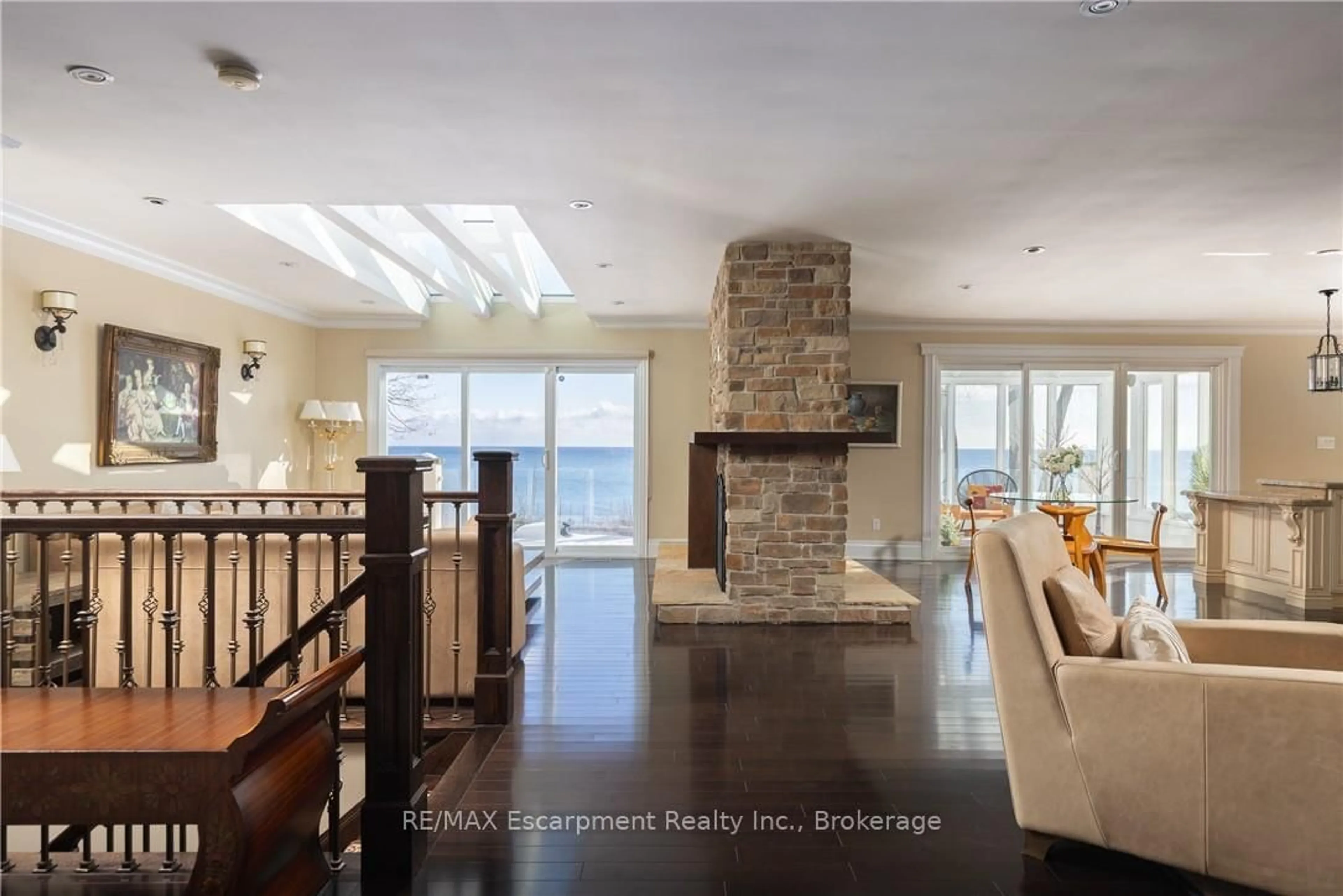 Indoor foyer for 3346 Lakeshore Rd, Oakville Ontario L6L 6S6