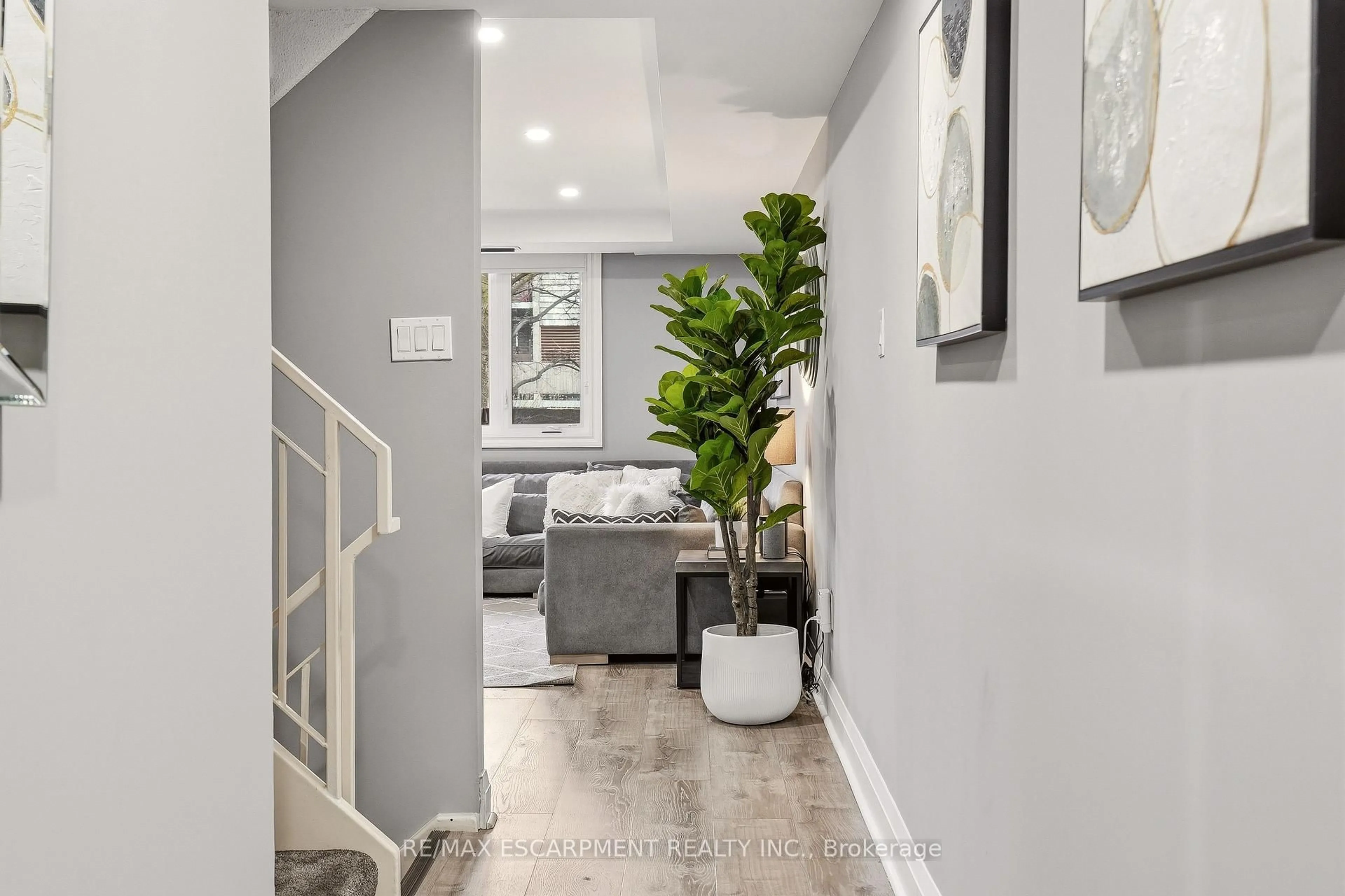 Indoor entryway for 1250 Mississauga Valley Blvd #177, Mississauga Ontario L5A 3R6
