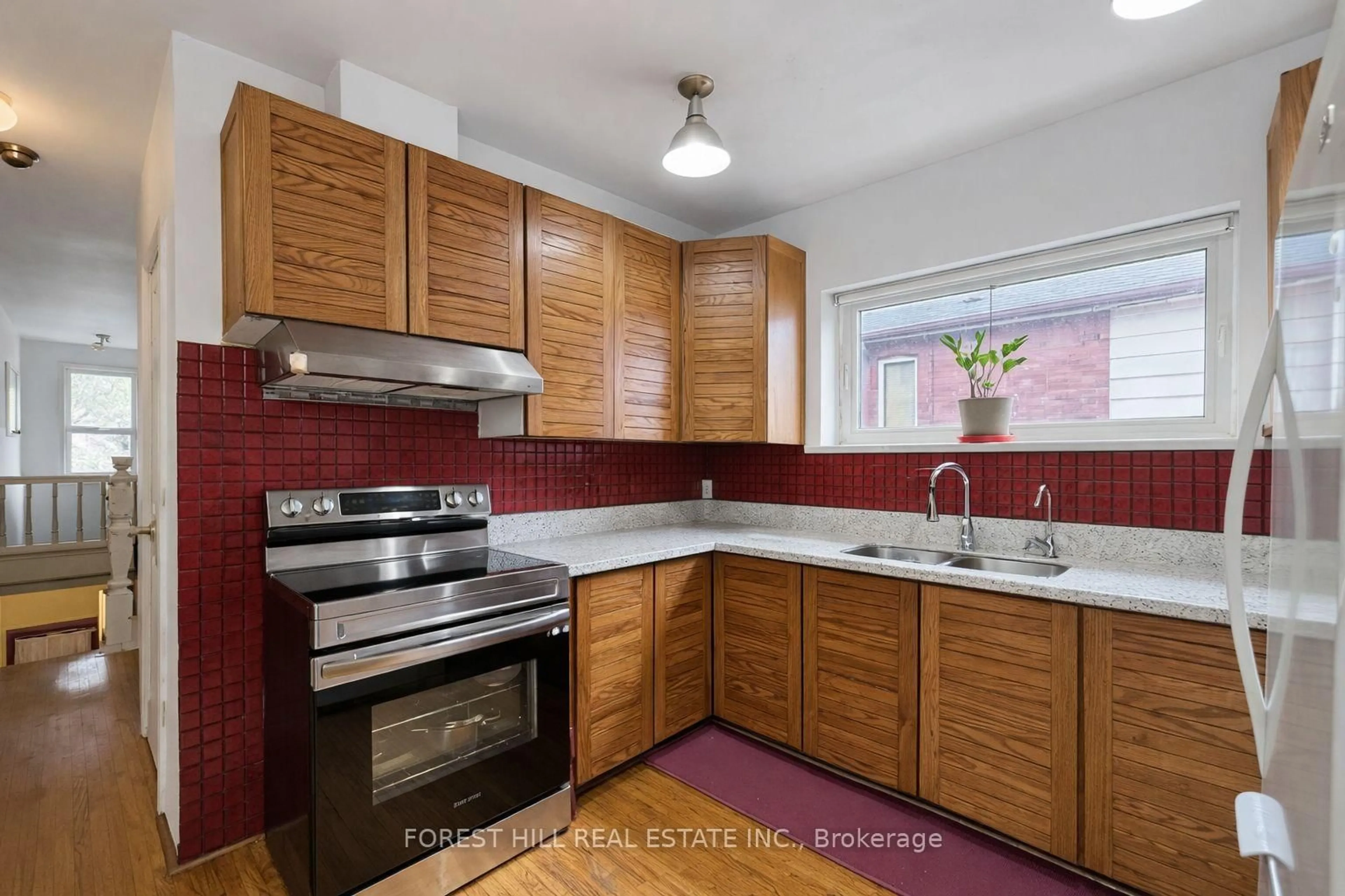Standard kitchen, ceramic/tile floor for 1046 Dovercourt Rd, Toronto Ontario M6H 2X8