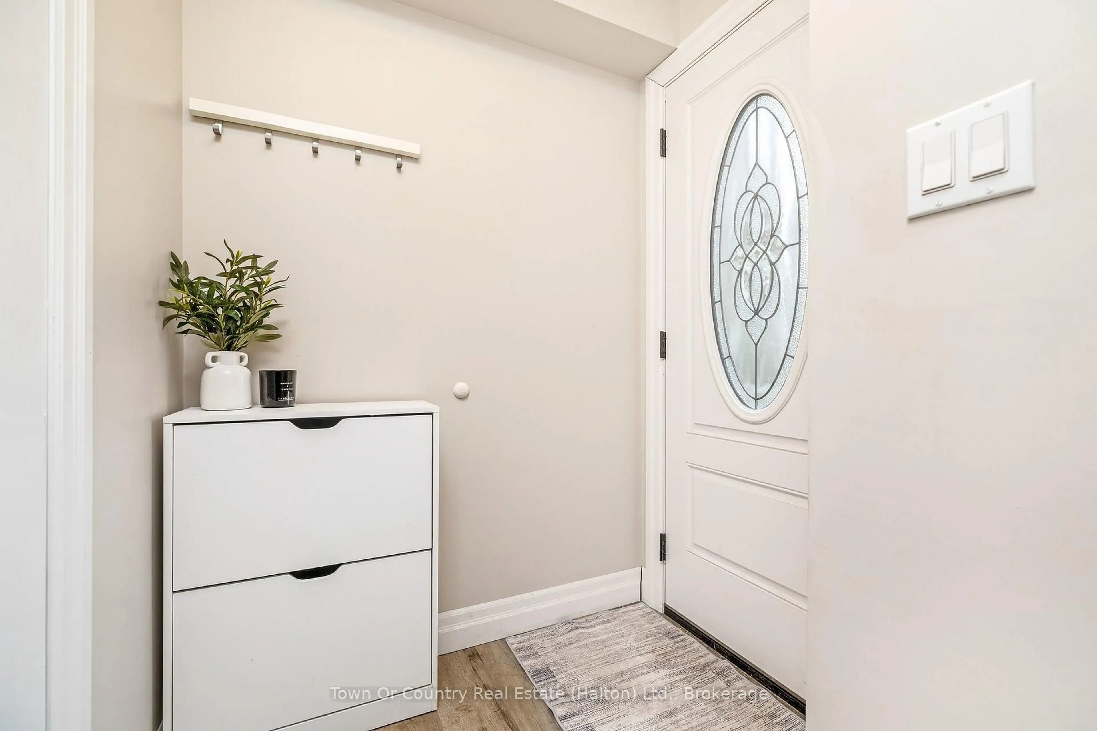 Indoor entryway for 522 Conway Crt, Milton Ontario L9T 4B8