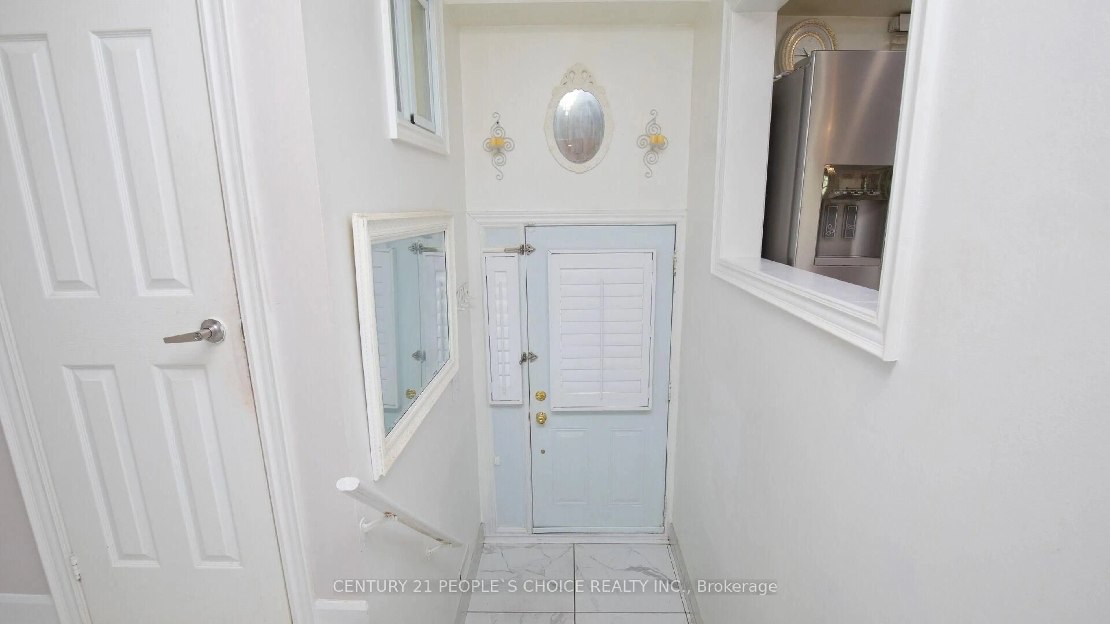 Indoor foyer for 3525 Brandon Gate #54, Mississauga Ontario L4T 3M3