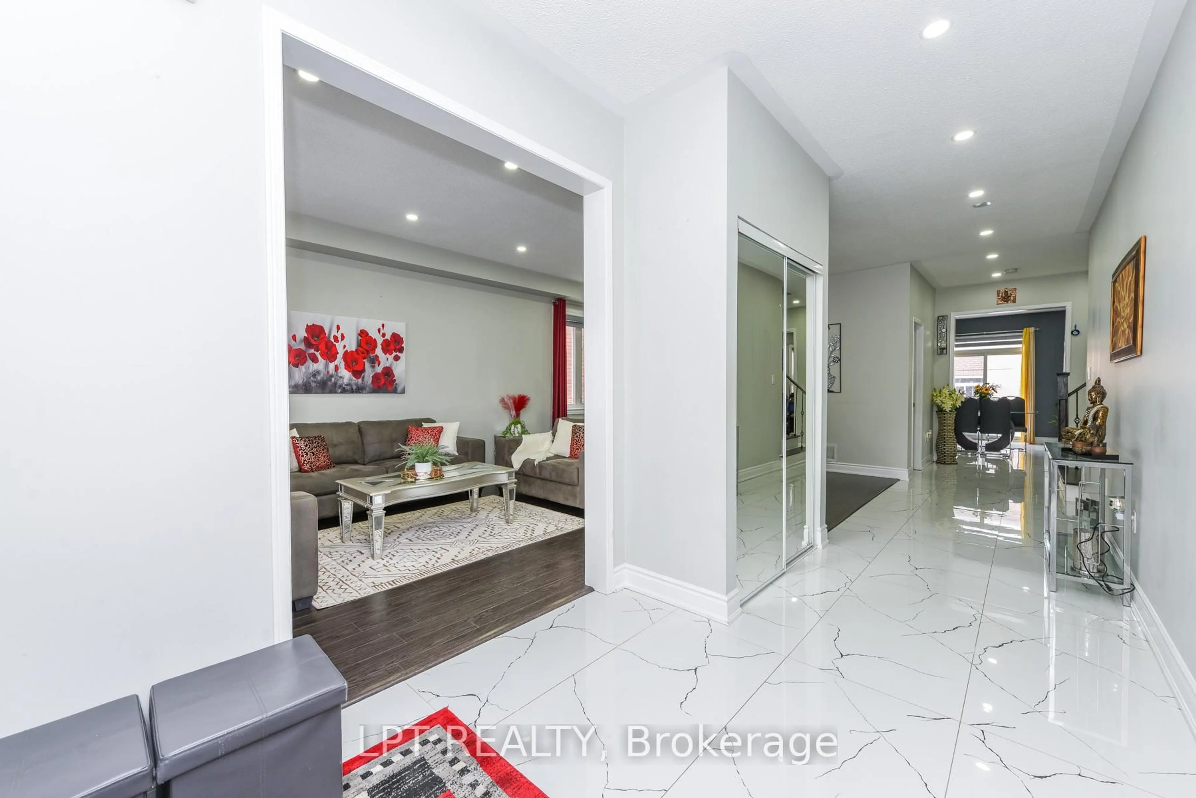 Indoor foyer for 7 Chapparal Dr, Brampton Ontario L6R 3C5