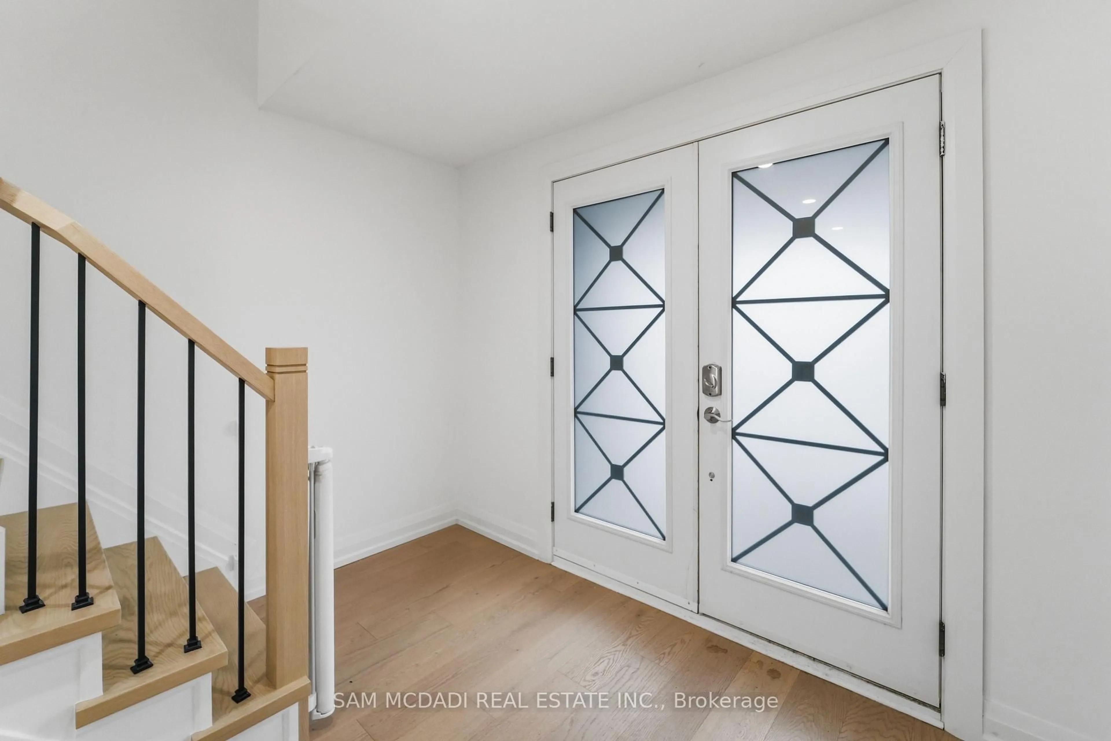 Indoor entryway for 2290 Devon Rd, Oakville Ontario L6J 5R4