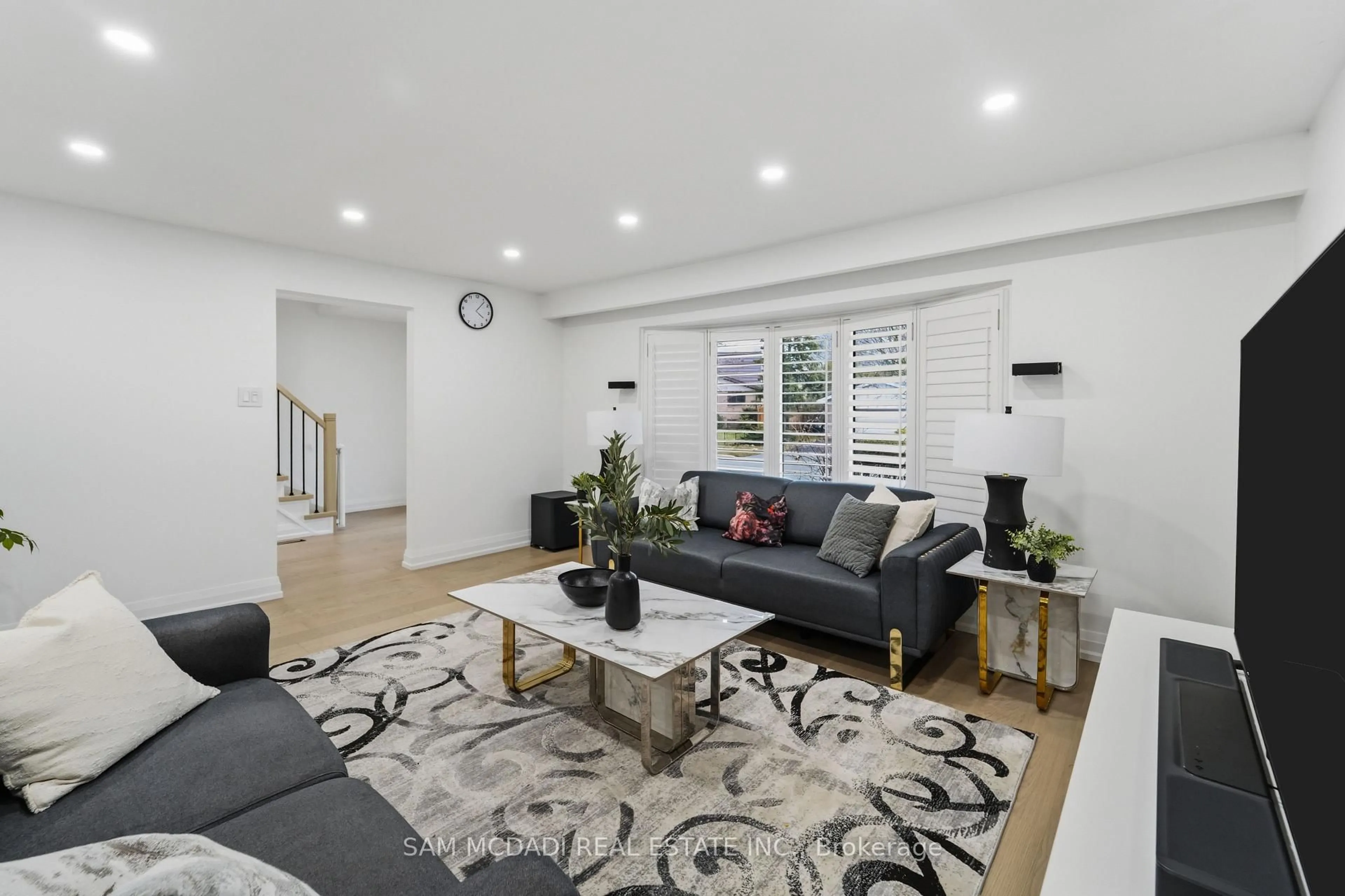 Living room with furniture, unknown for 2290 Devon Rd, Oakville Ontario L6J 5R4