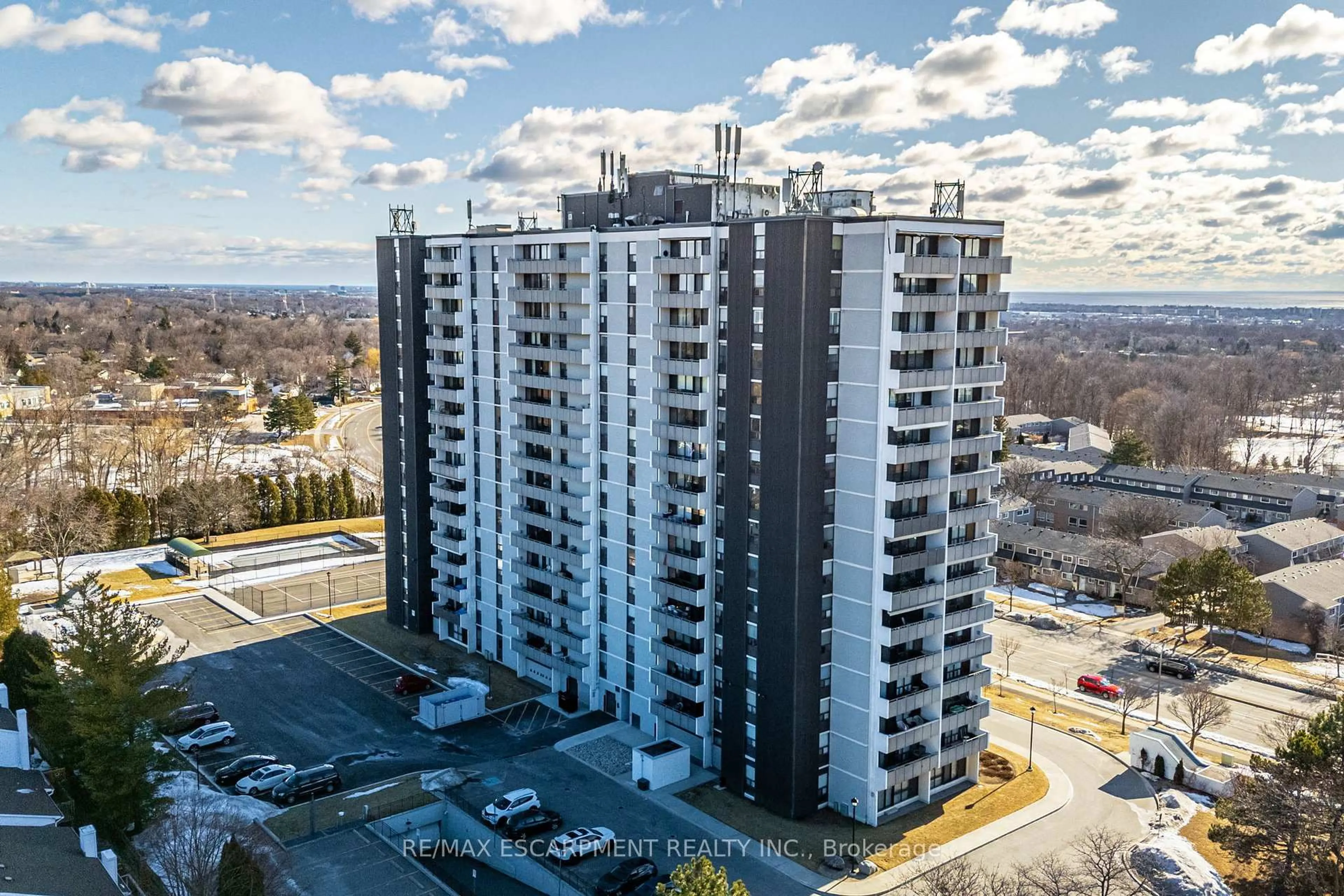 A pic from outside/outdoor area/front of a property/back of a property/a pic from drone, unknown for 2055 Upper Middle Rd #1405, Burlington Ontario L7P 3P4