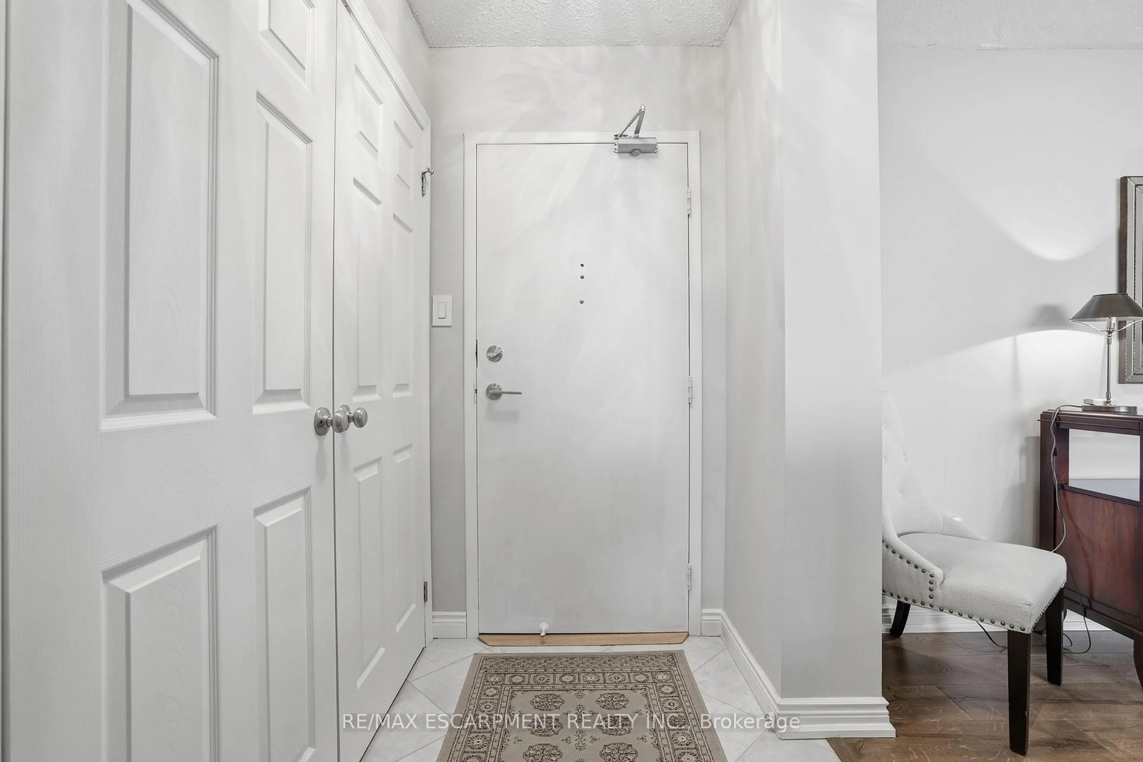 Indoor entryway for 2055 Upper Middle Rd #1405, Burlington Ontario L7P 3P4
