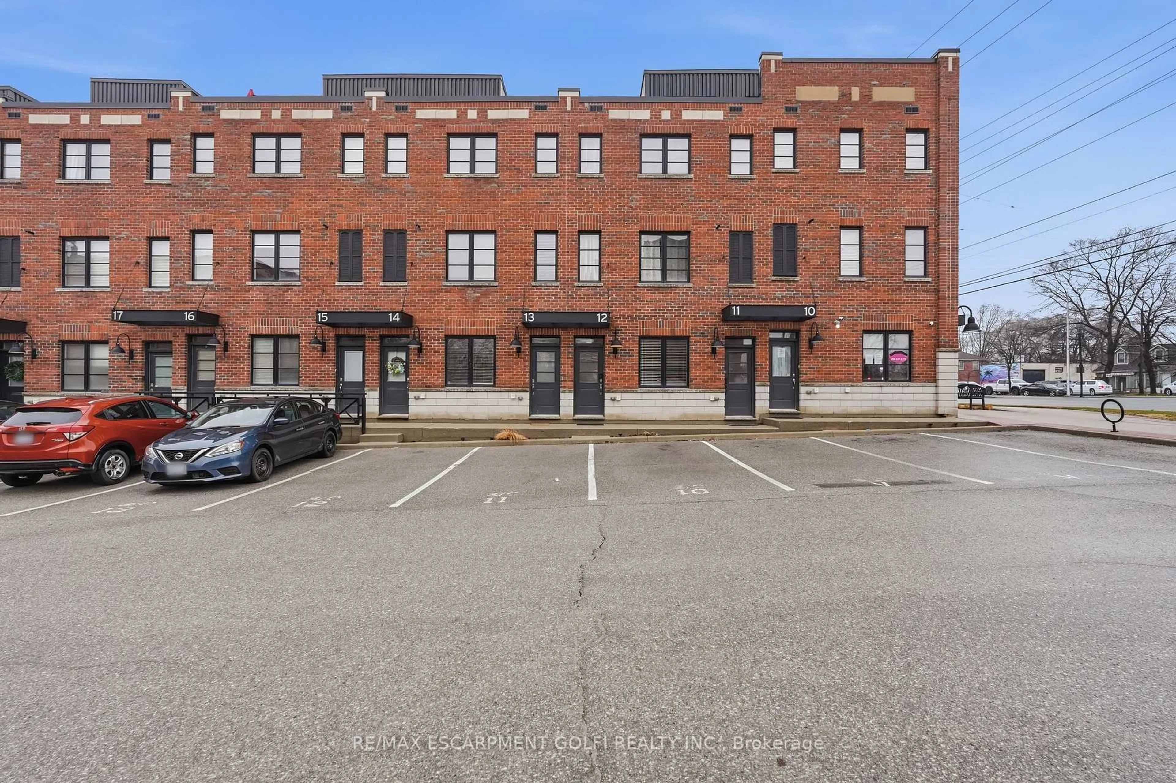 A pic from outside/outdoor area/front of a property/back of a property/a pic from drone, building for 70 Plains Rd #12, Burlington Ontario L7T 0B6