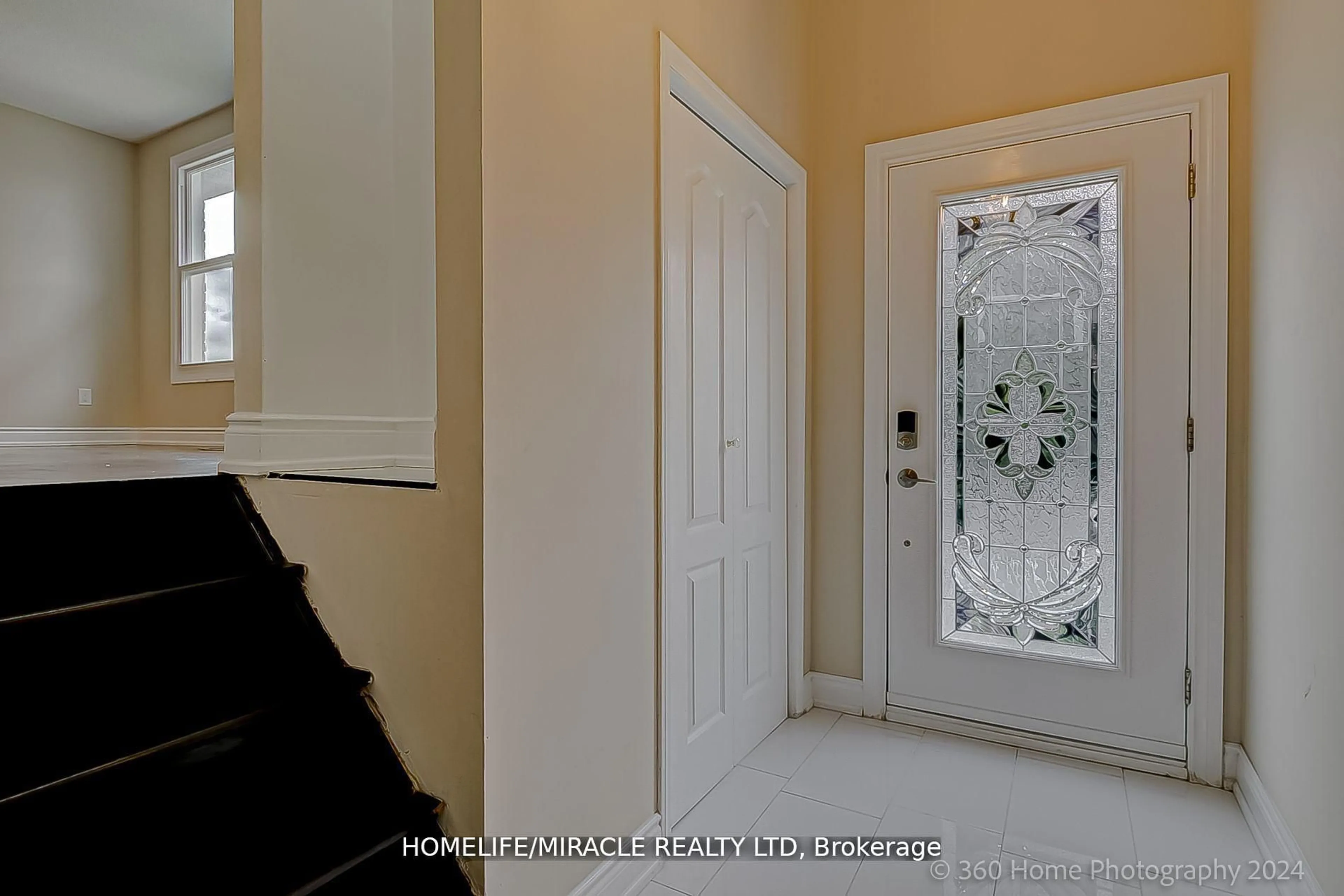 Indoor entryway for 581 Hayward Cres, Milton Ontario L9T 4T8