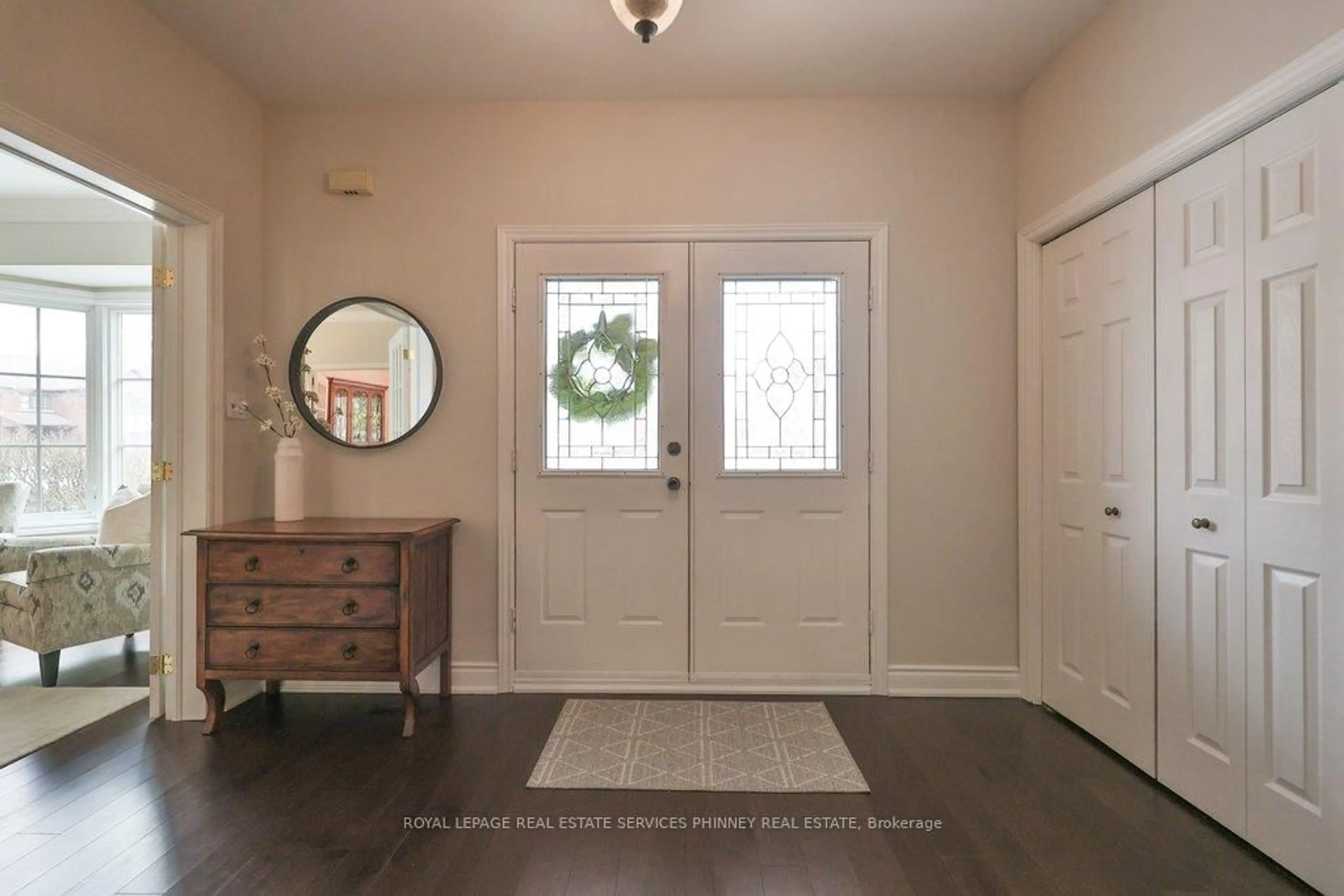 Indoor entryway for 1962 Calgary Crt, Mississauga Ontario L5H 4J1