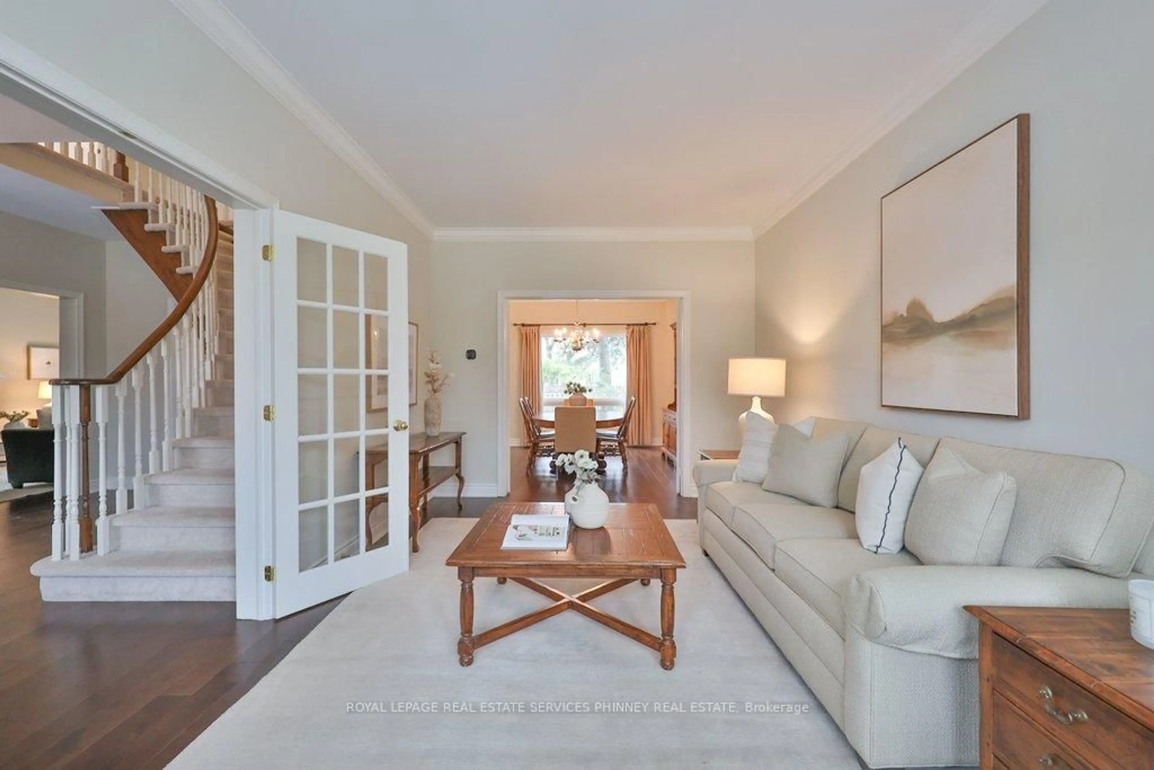 Living room with furniture, wood/laminate floor for 1962 Calgary Crt, Mississauga Ontario L5H 4J1