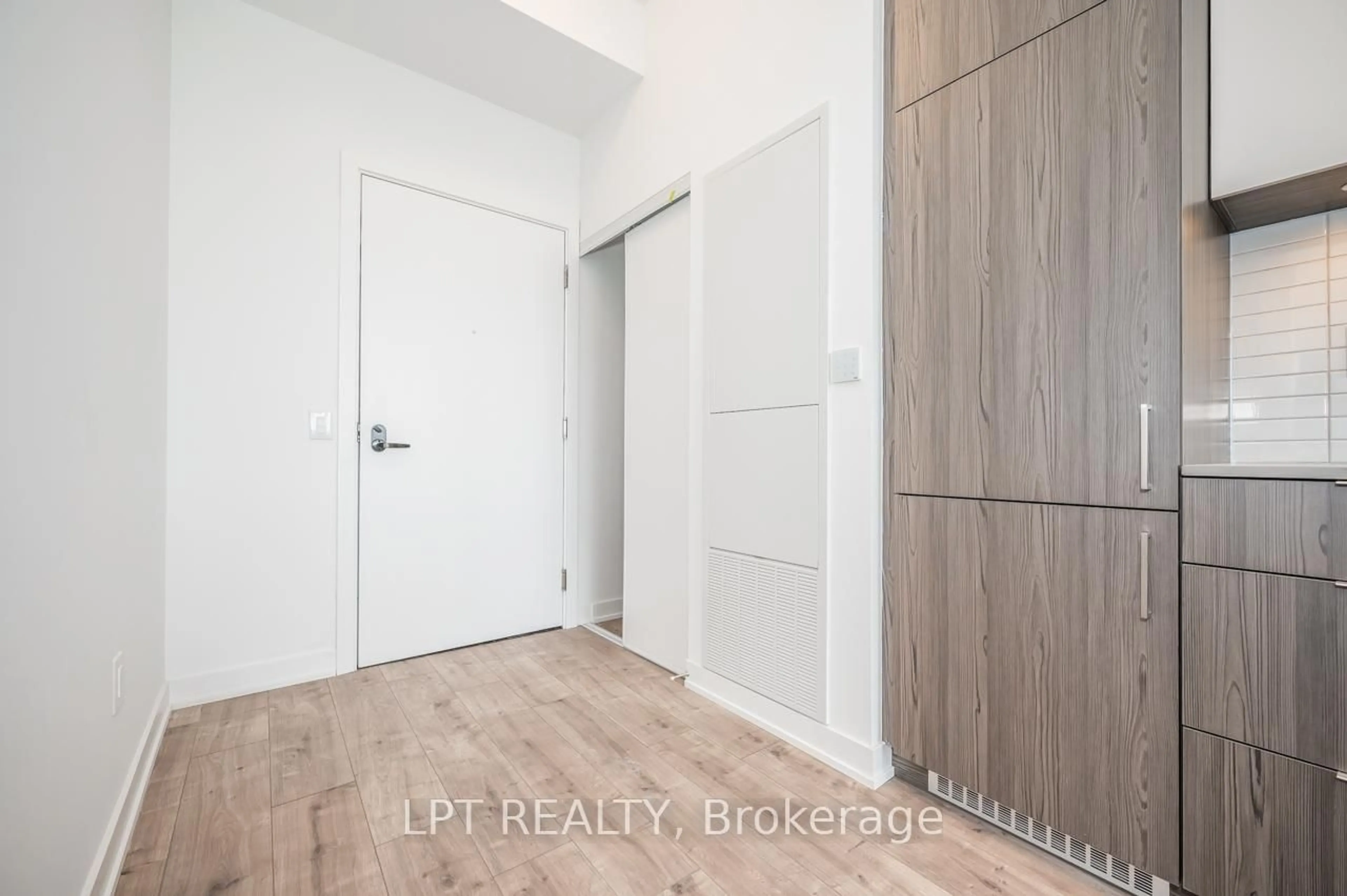 Indoor entryway for 220 Missinnihe Way #517, Mississauga Ontario L5H 0A7