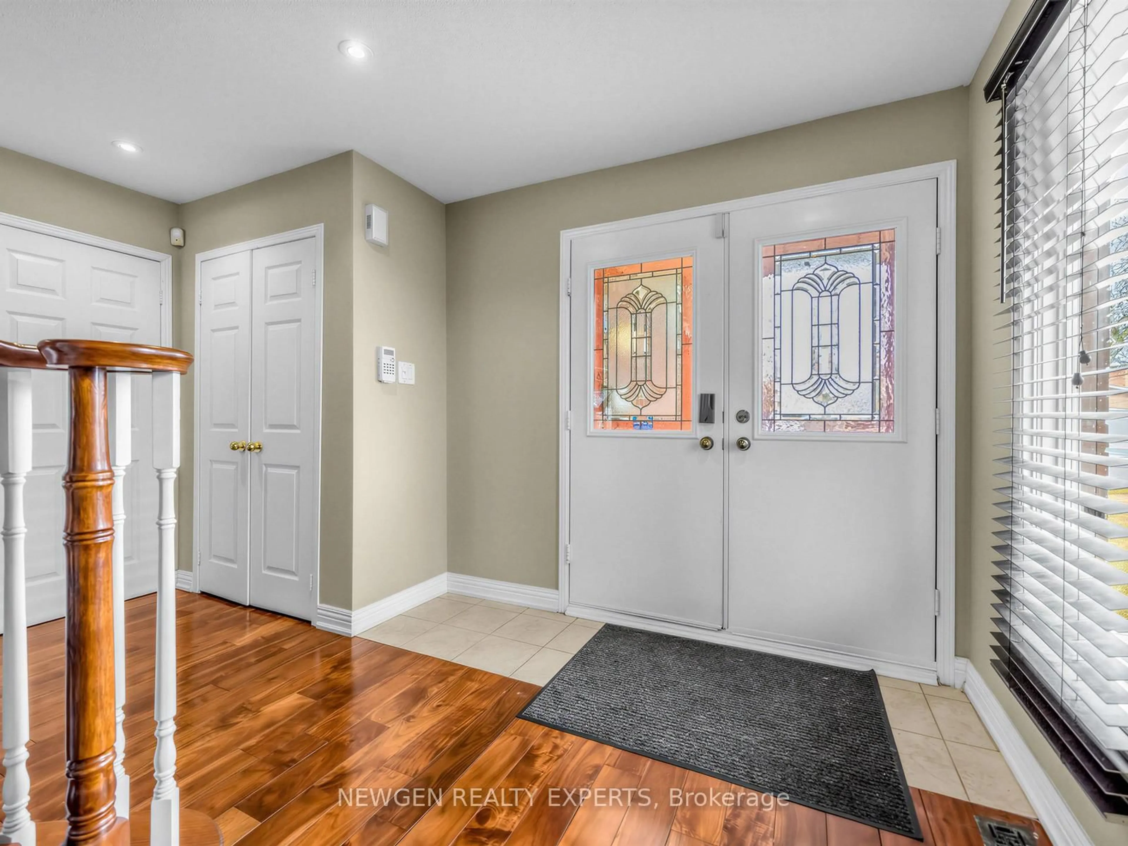 Indoor entryway for 2636 Credit Valley Rd, Mississauga Ontario L5M 4J6