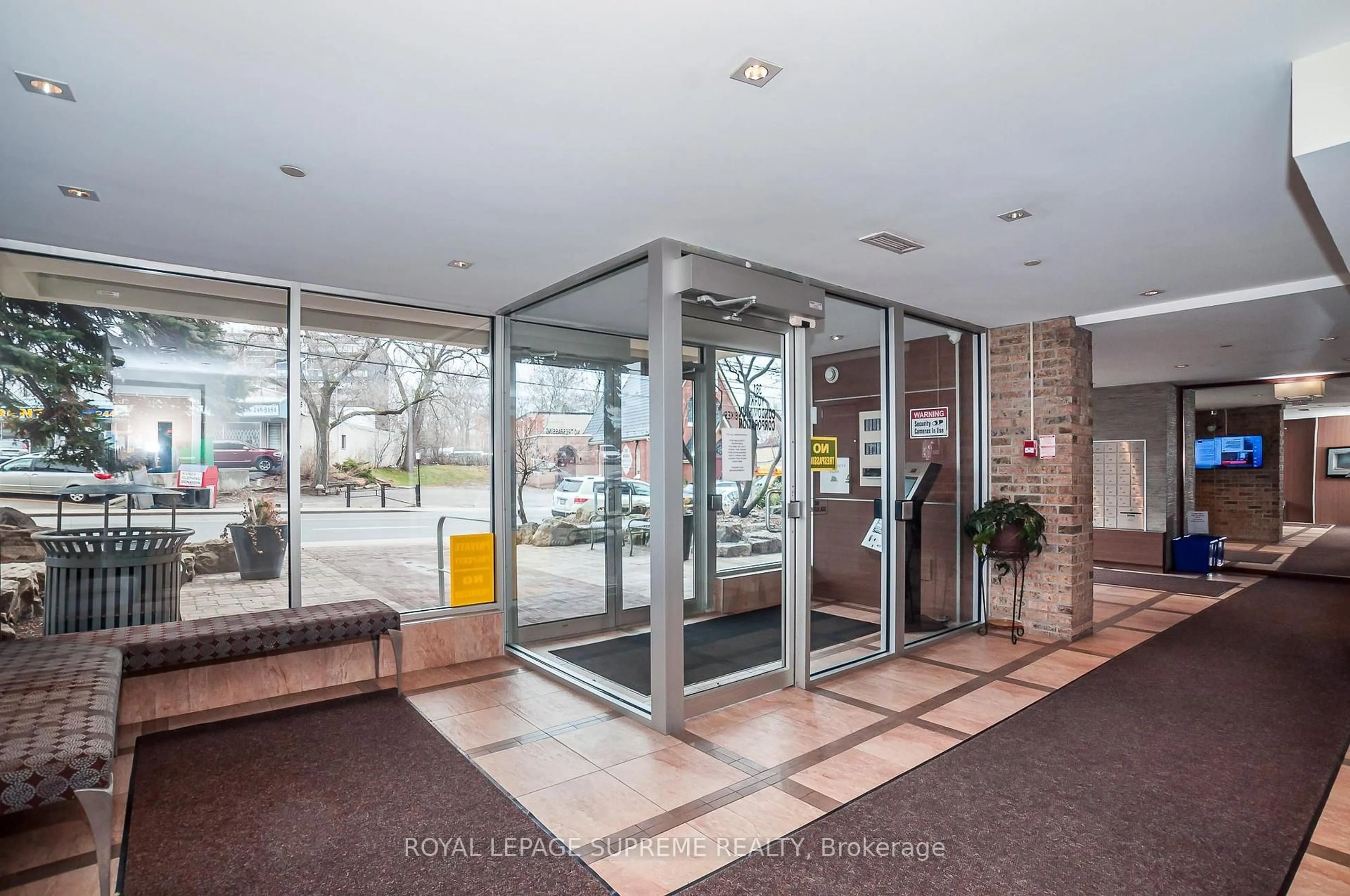 Indoor foyer for 2130 Weston Rd #501, Toronto Ontario M9N 3R9