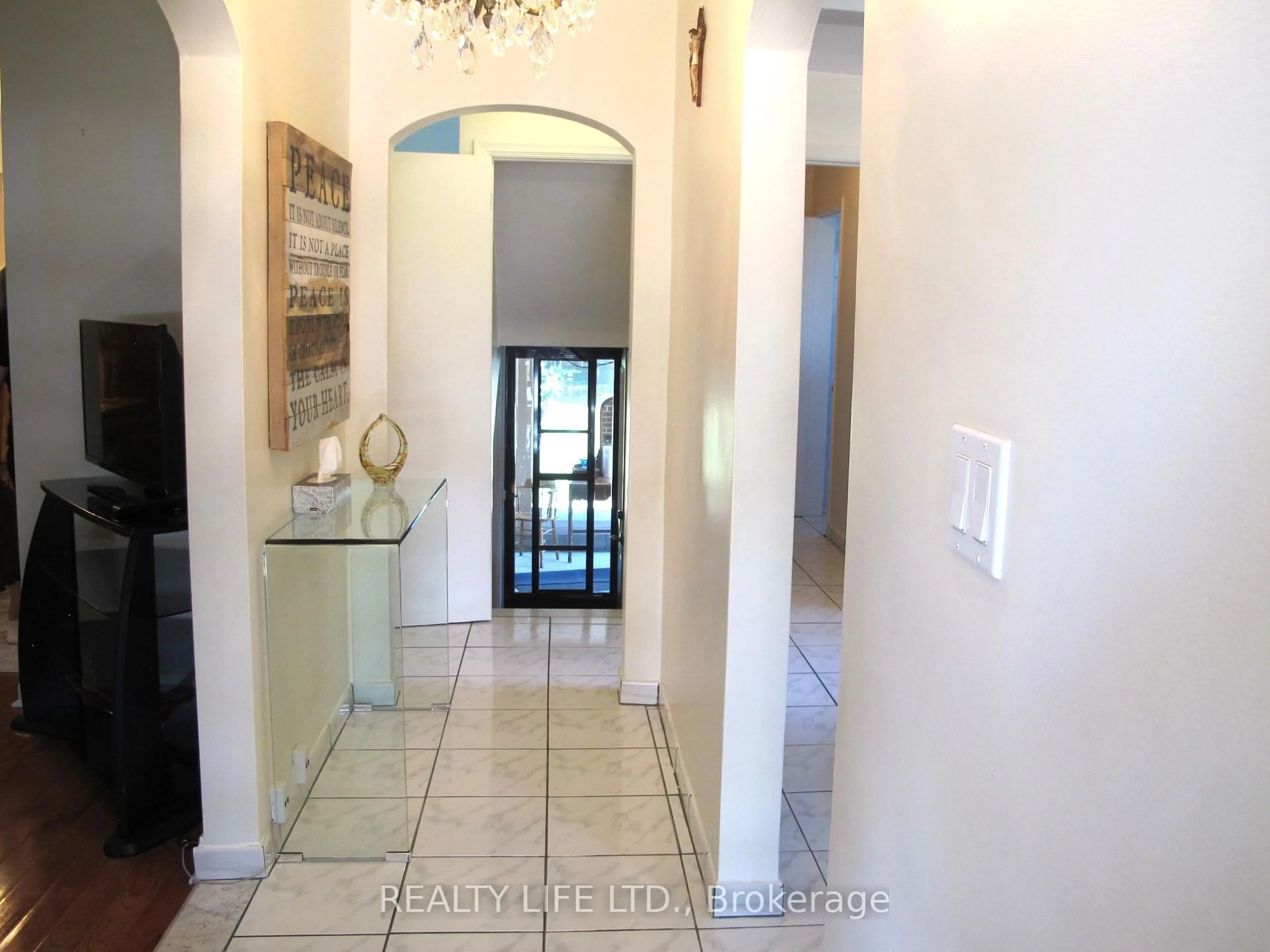 Indoor entryway for 4 Rosalie Ave, Toronto Ontario M3L 1C5