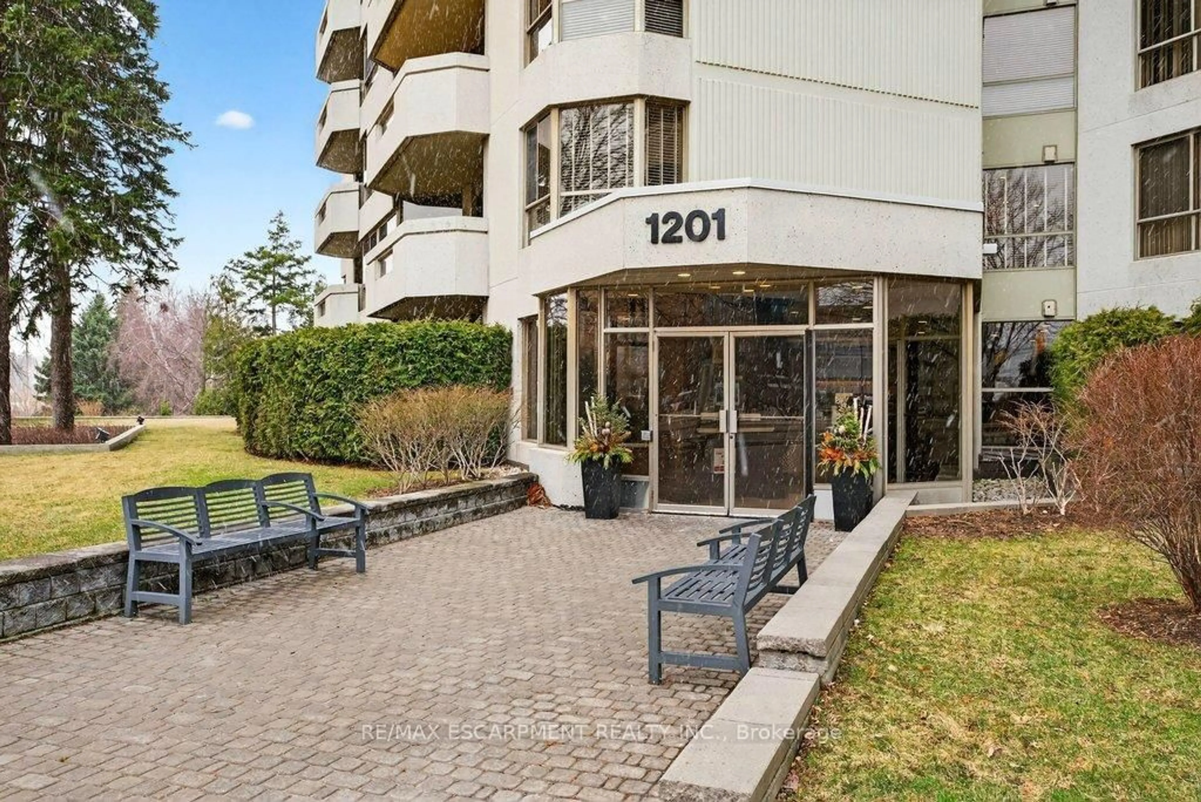 Patio, unknown for 1201 North Shore Blvd #1001, Burlington Ontario L7S 1Z5