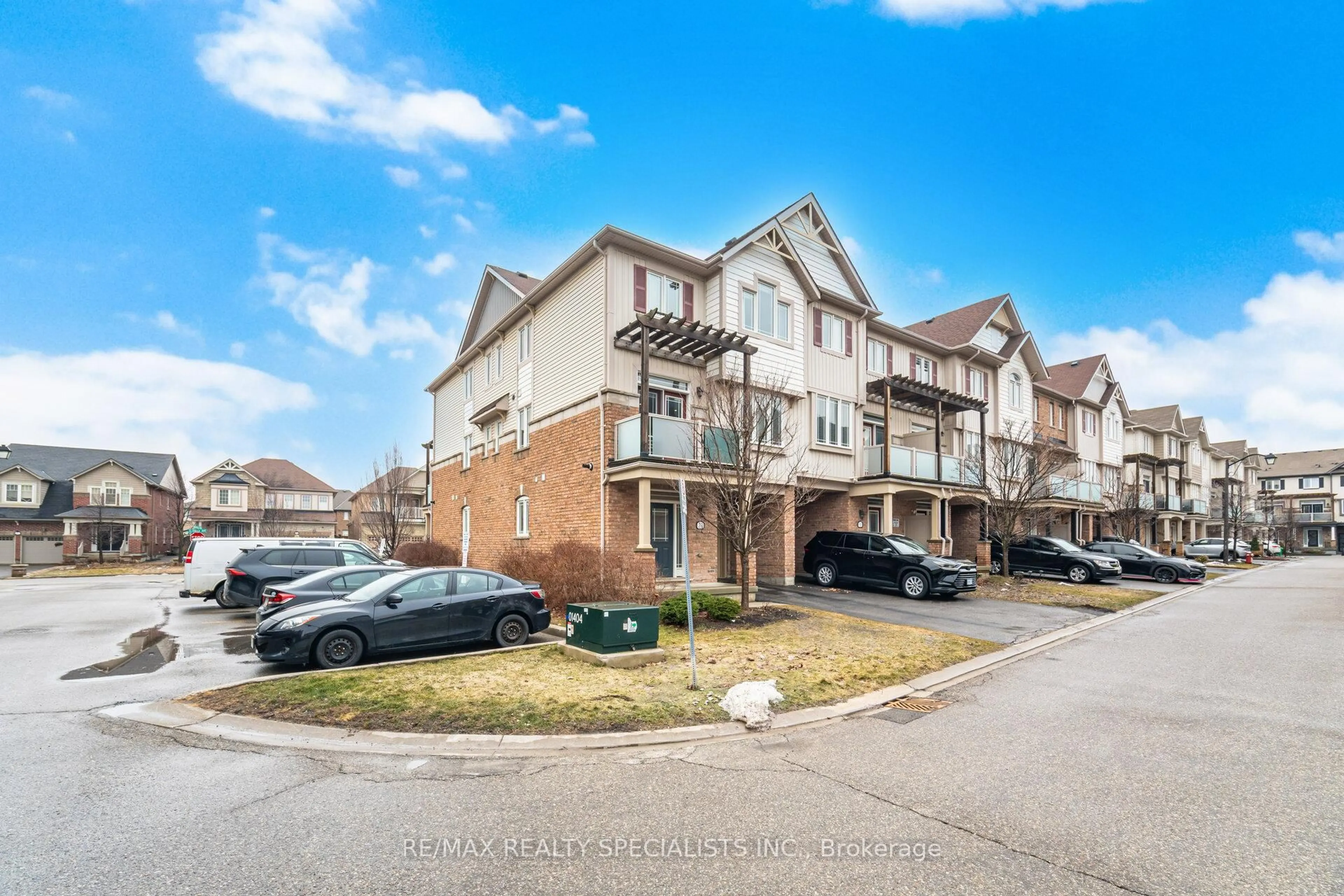 A pic from outside/outdoor area/front of a property/back of a property/a pic from drone, street for 33 Birchfield Cres, Caledon Ontario L7C 3P5