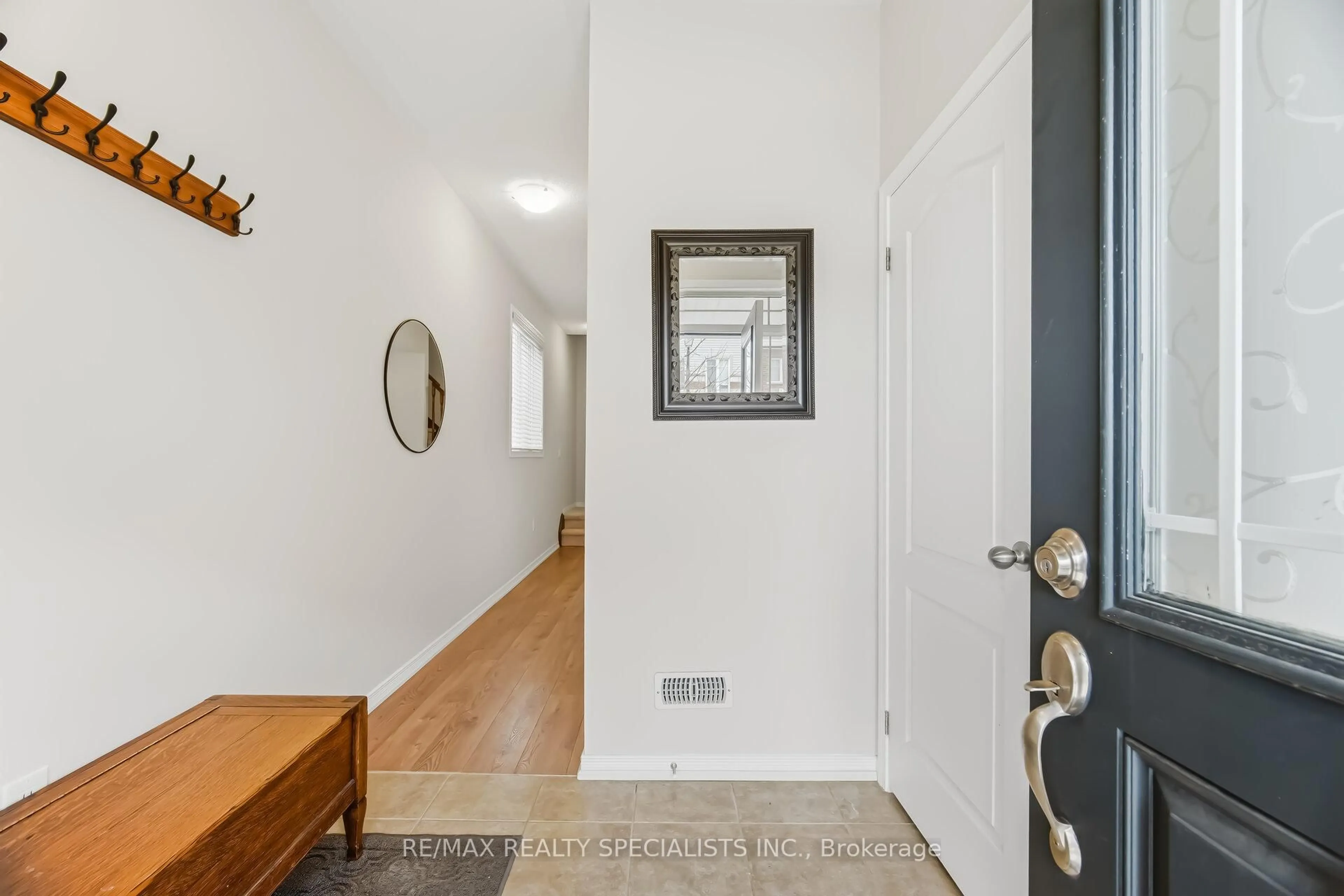 Indoor entryway for 33 Birchfield Cres, Caledon Ontario L7C 3P5