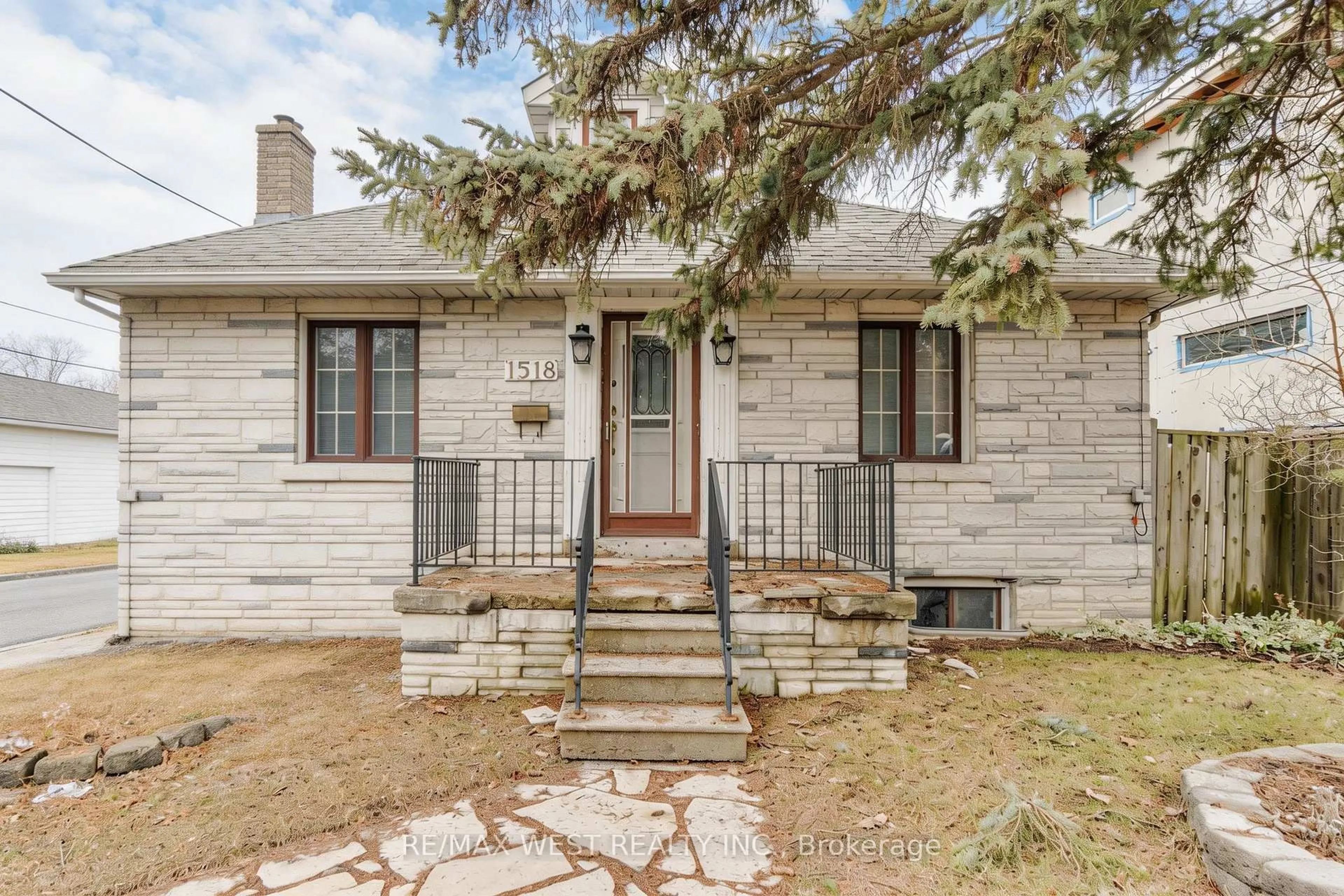 Home with brick exterior material, street for 1518 Cawthra Rd, Mississauga Ontario L5G 4L2