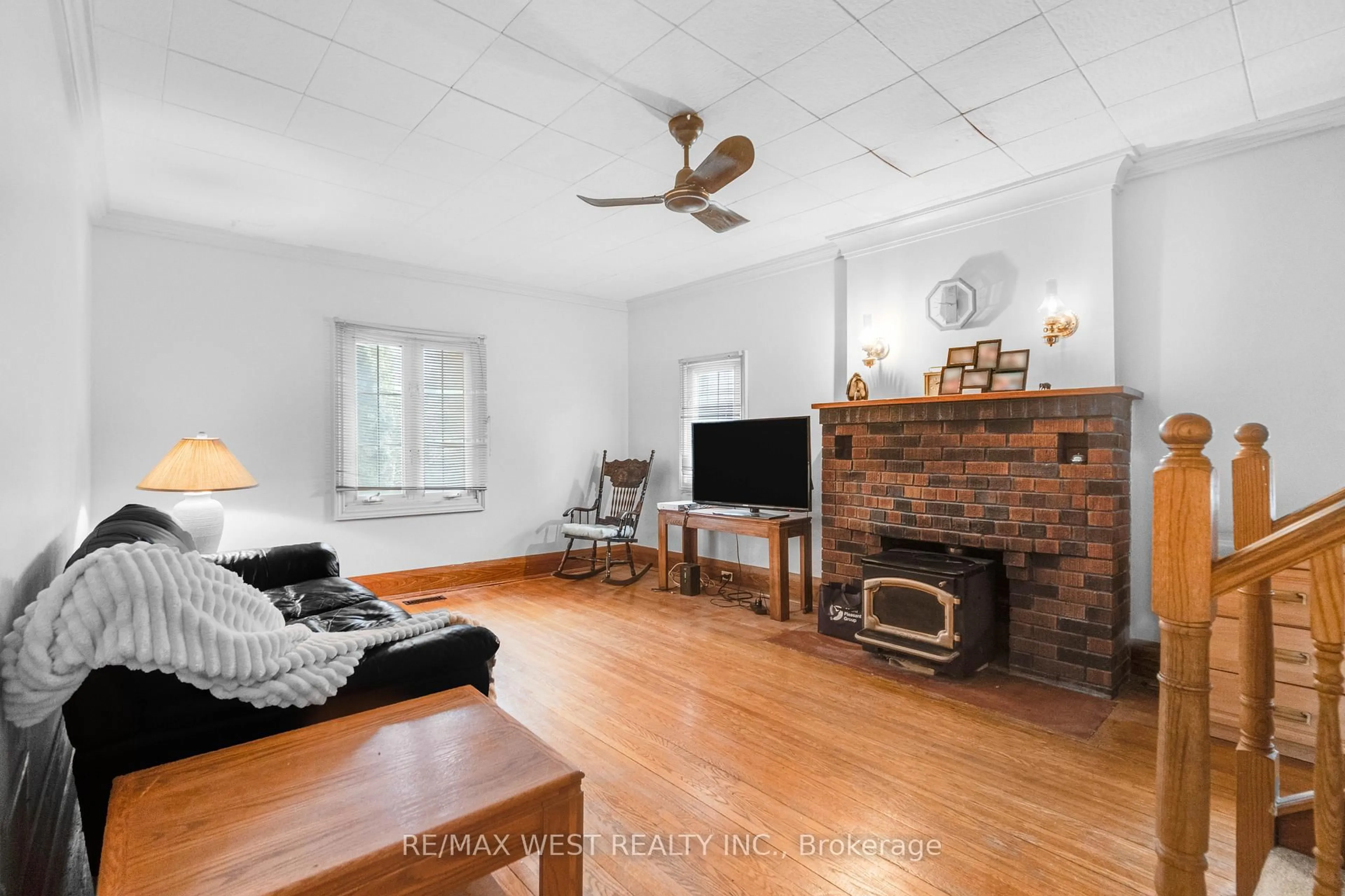 Living room with furniture, unknown for 1518 Cawthra Rd, Mississauga Ontario L5G 4L2