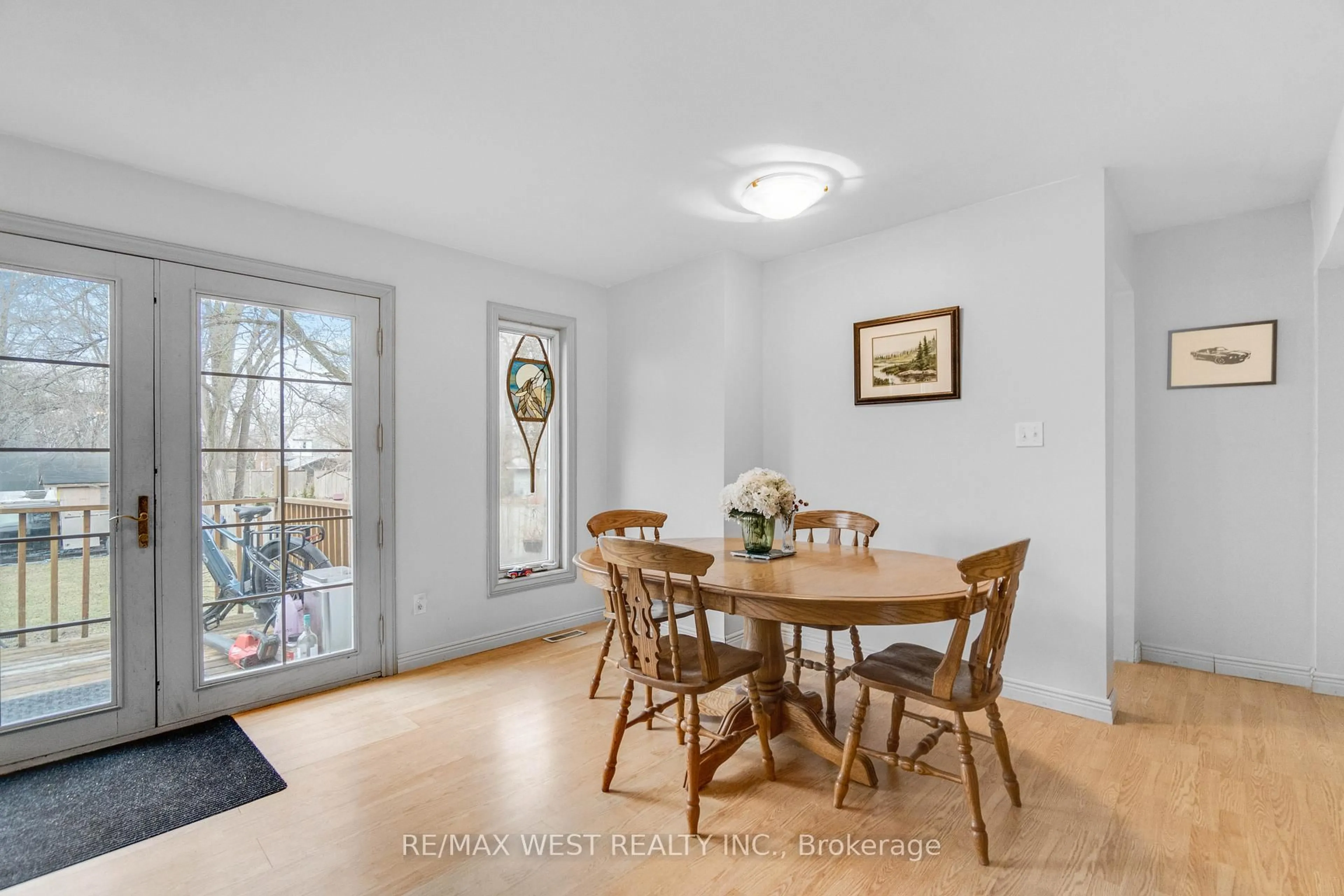 Dining room, wood/laminate floor for 1518 Cawthra Rd, Mississauga Ontario L5G 4L2