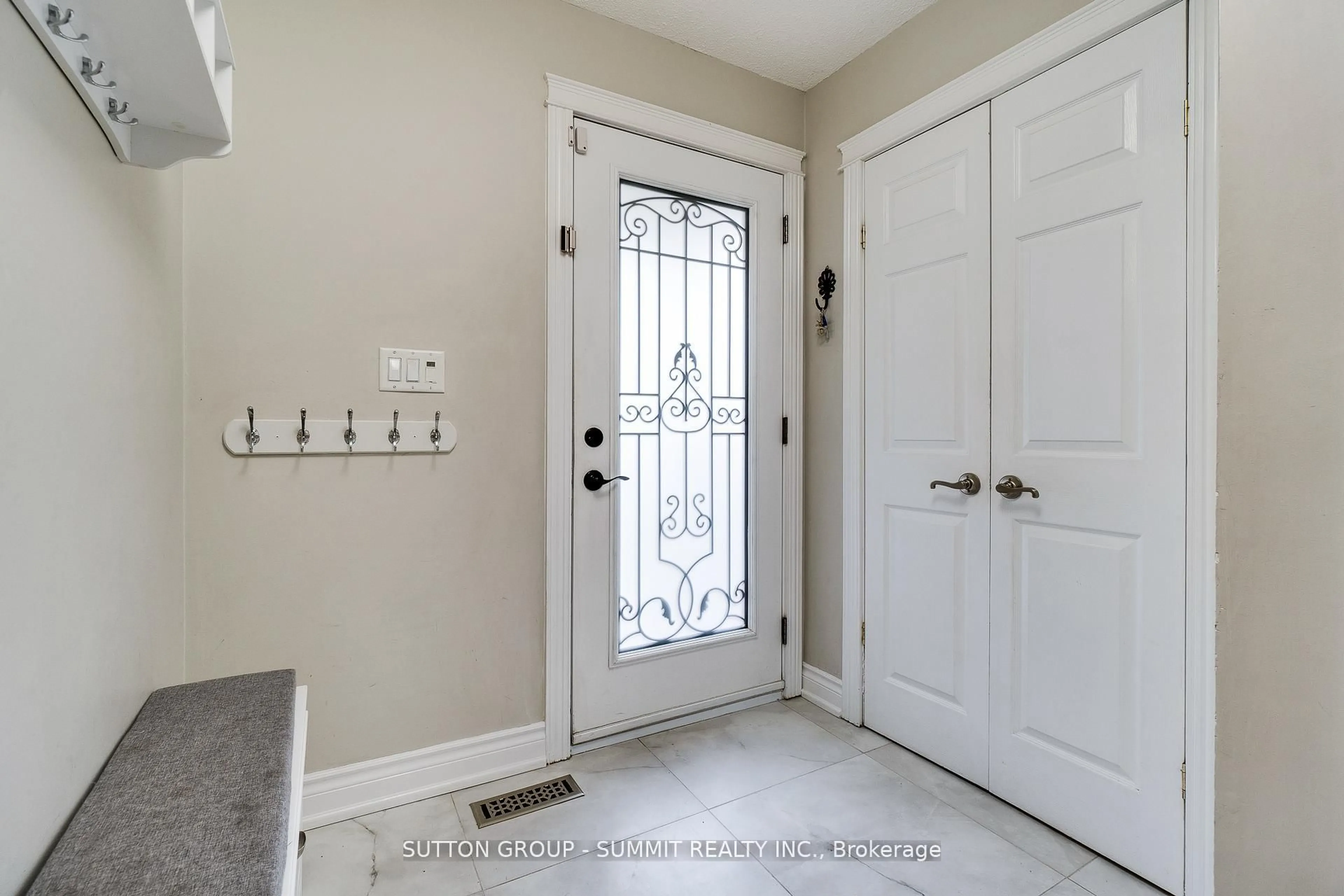 Indoor entryway for 1624 Lewes Way, Mississauga Ontario L4W 3L2