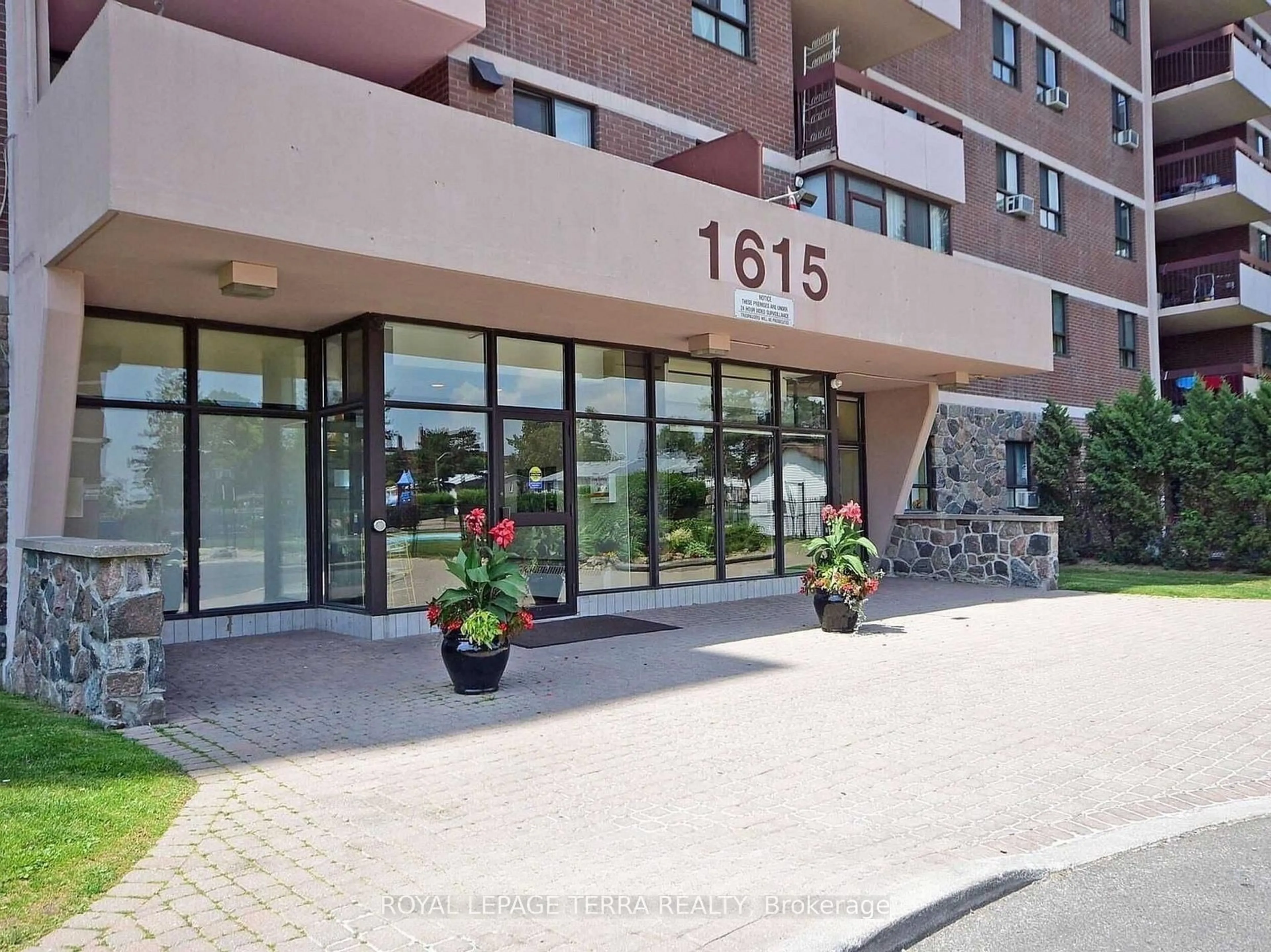 Indoor foyer for 1615 Bloor St #305, Mississauga Ontario L4X 1S2