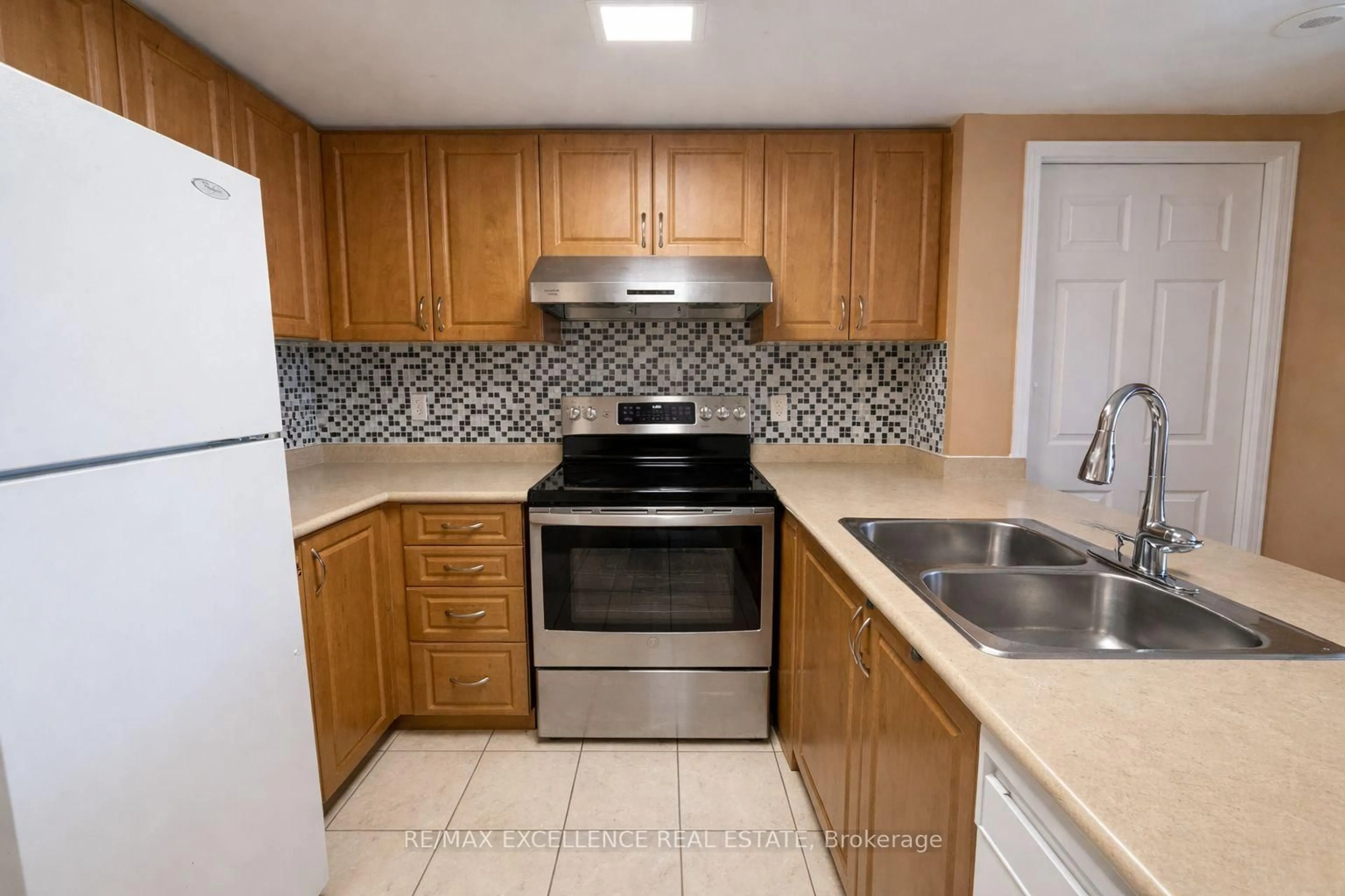 Standard kitchen, ceramic/tile floor for 3043 Finch Ave #2033, Toronto Ontario M9M 0A4