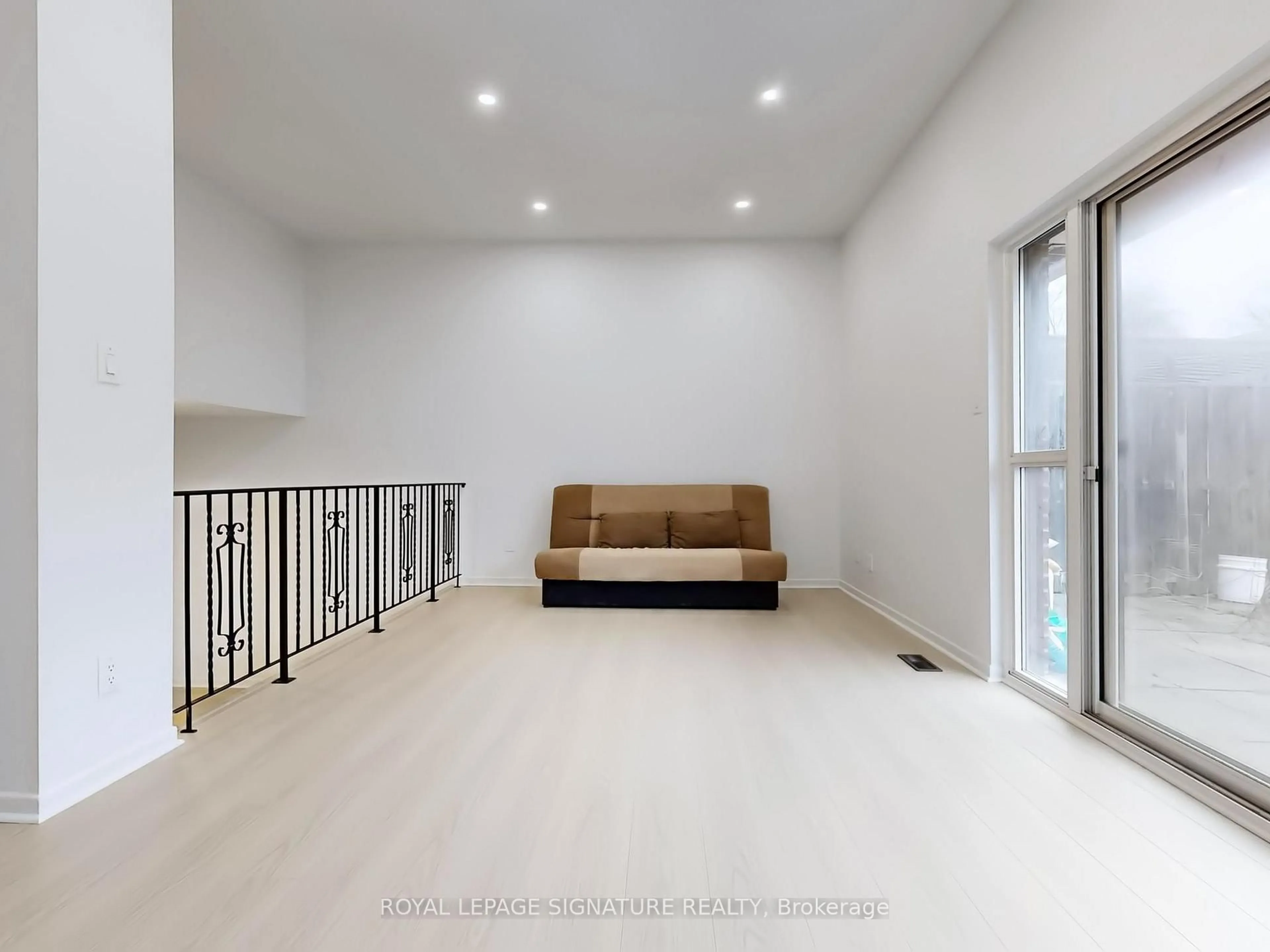 Unknown for 374 Driftwood Ave #4, Toronto Ontario M3N 2P5