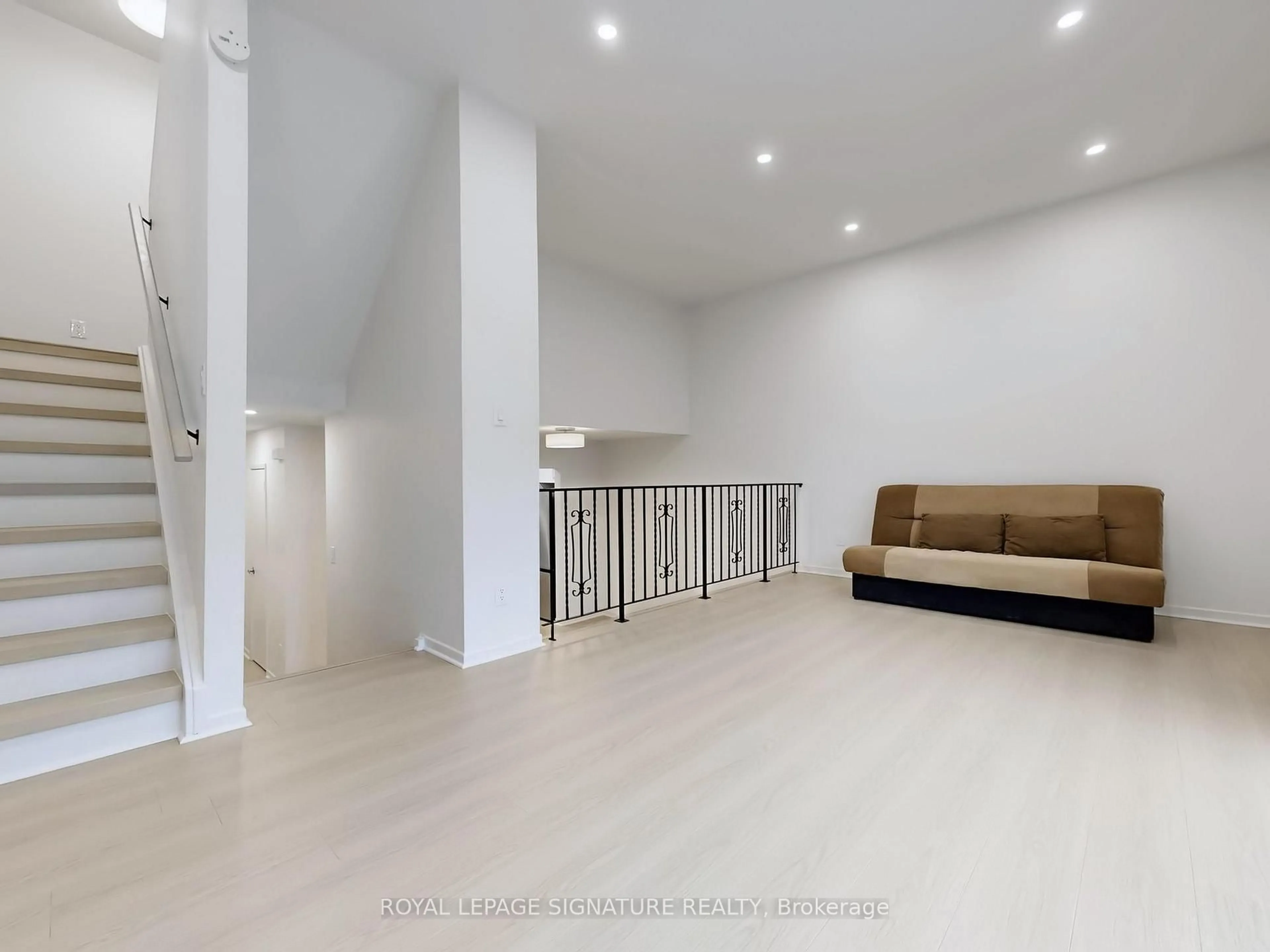 Unknown for 374 Driftwood Ave #4, Toronto Ontario M3N 2P5