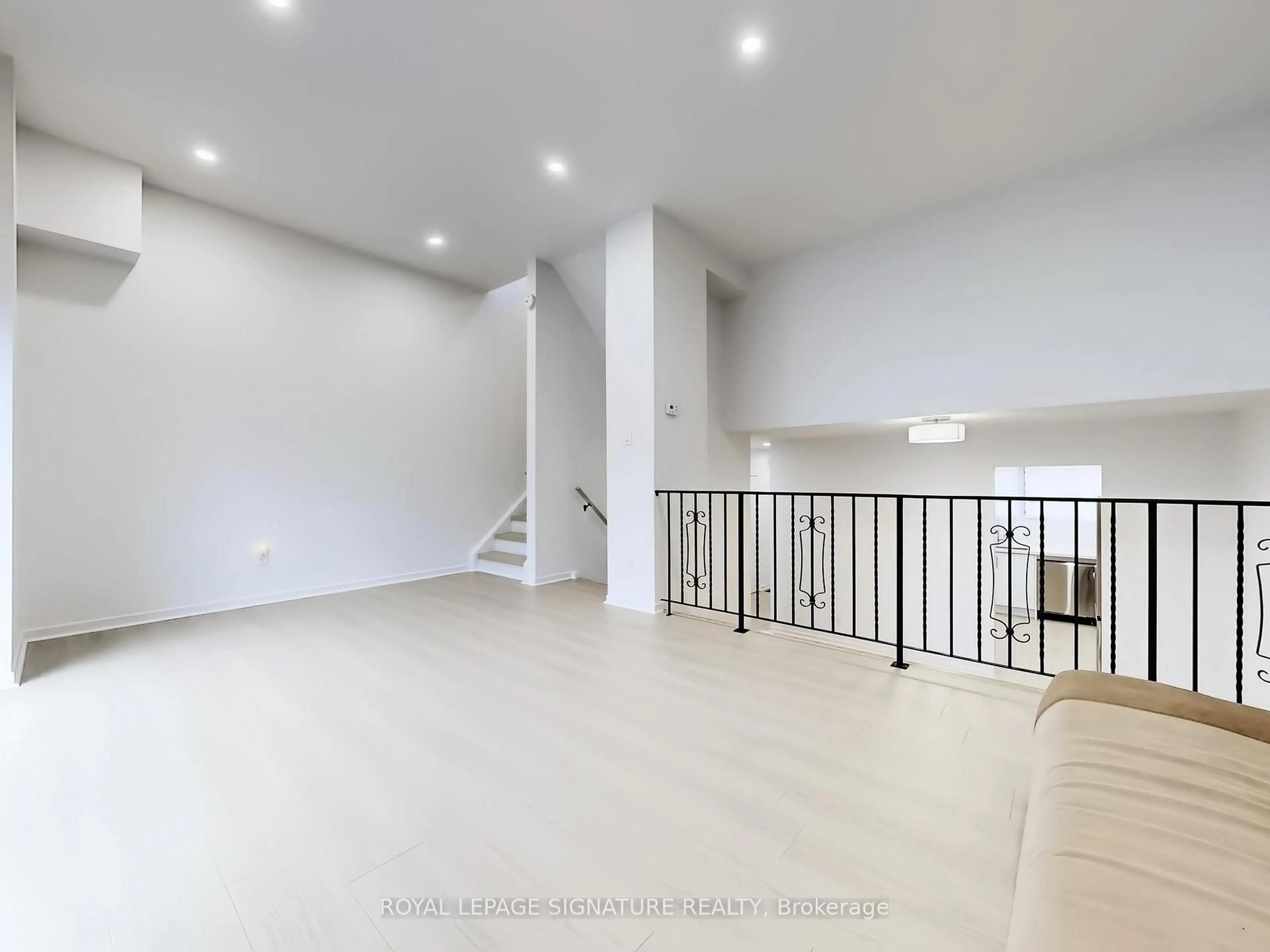 Indoor foyer for 374 Driftwood Ave #4, Toronto Ontario M3N 2P5