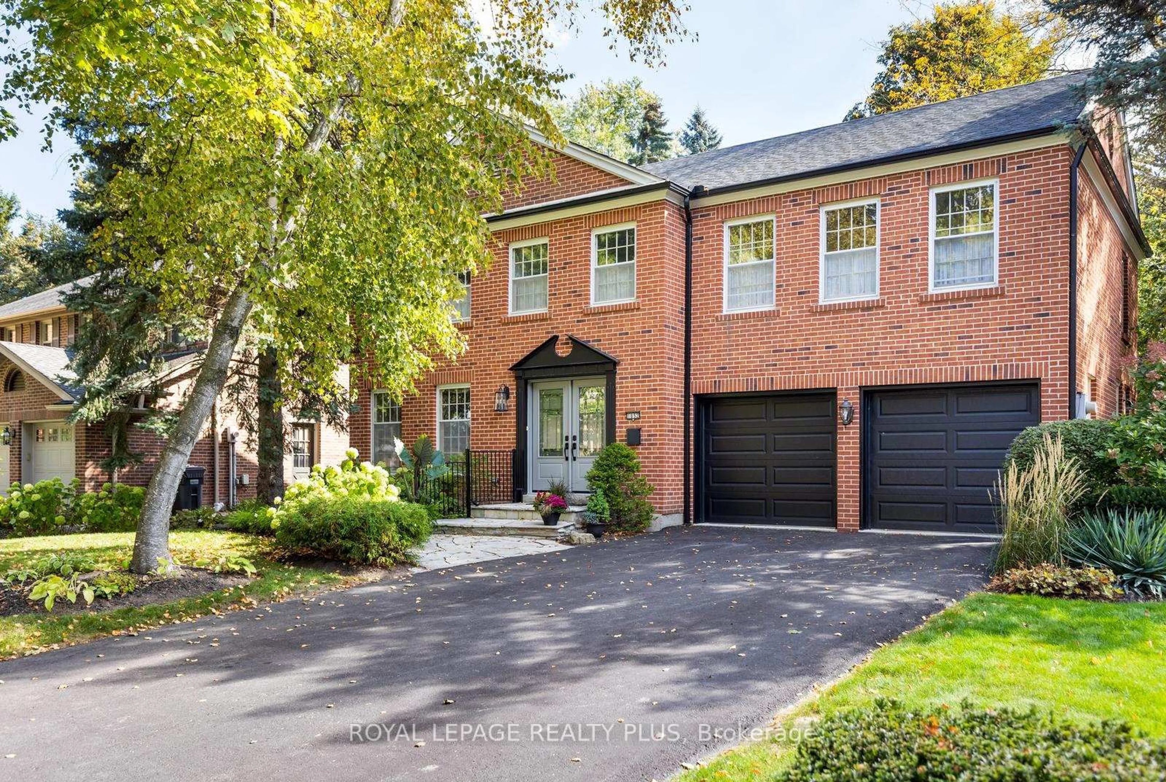 Home with brick exterior material, street for 1852 Sherwood Forrest Circ, Mississauga Ontario L5K 2E7