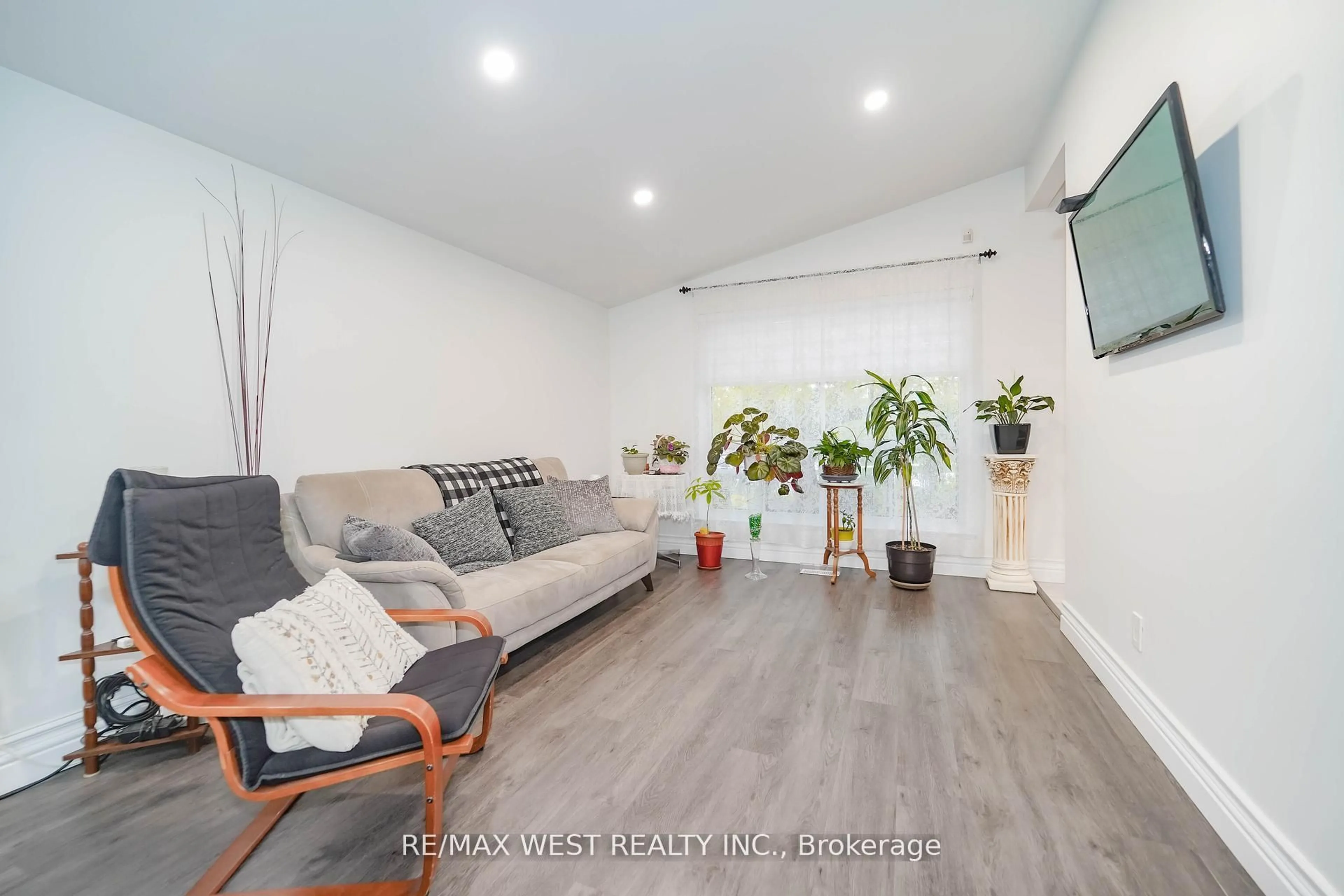 Living room with furniture, wood/laminate floor for 7 Bimini Cres, Toronto Ontario M3N 1S1