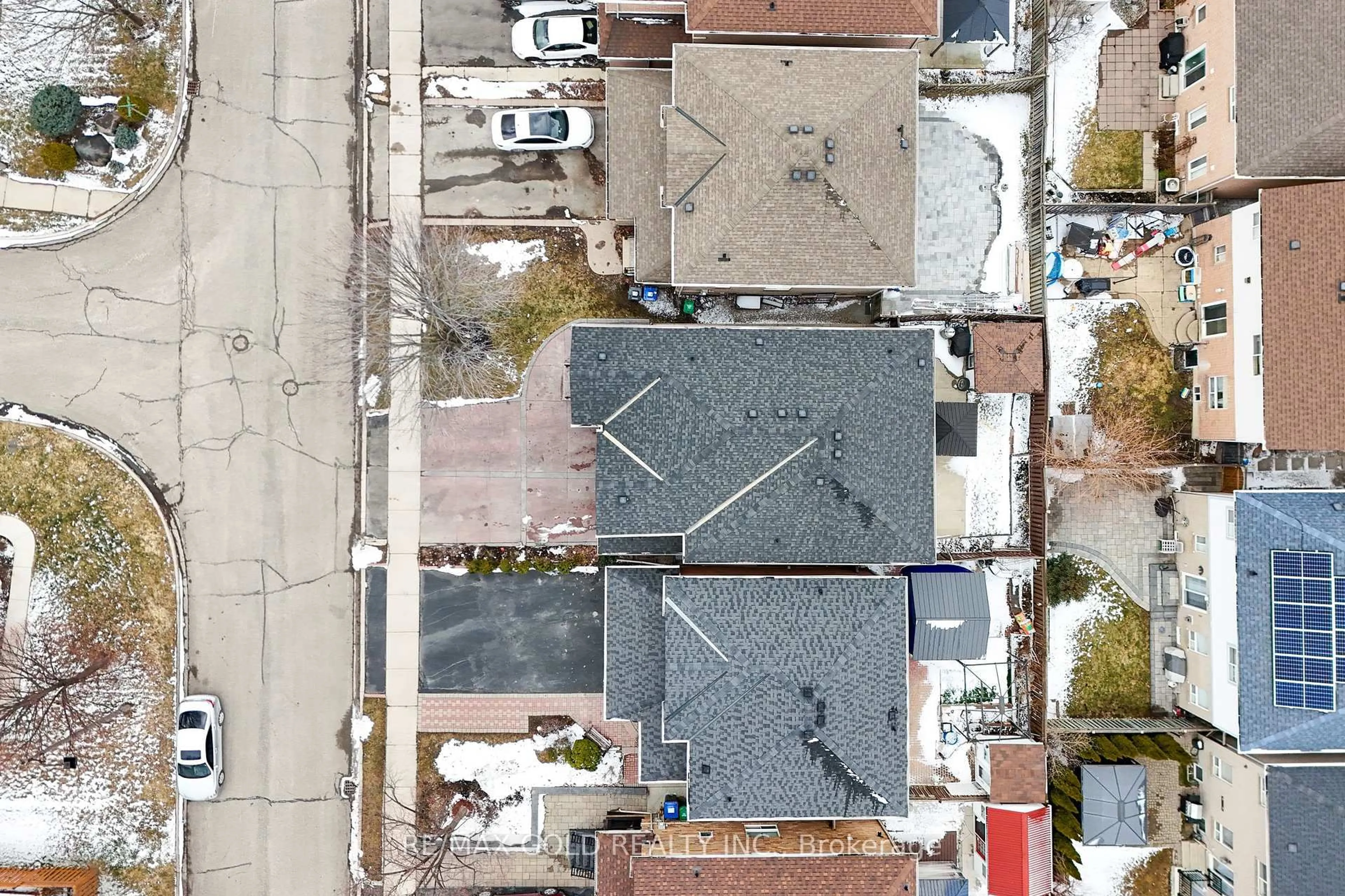 A pic from outside/outdoor area/front of a property/back of a property/a pic from drone, street for 53 Linderwood Dr, Brampton Ontario L7A 1S4