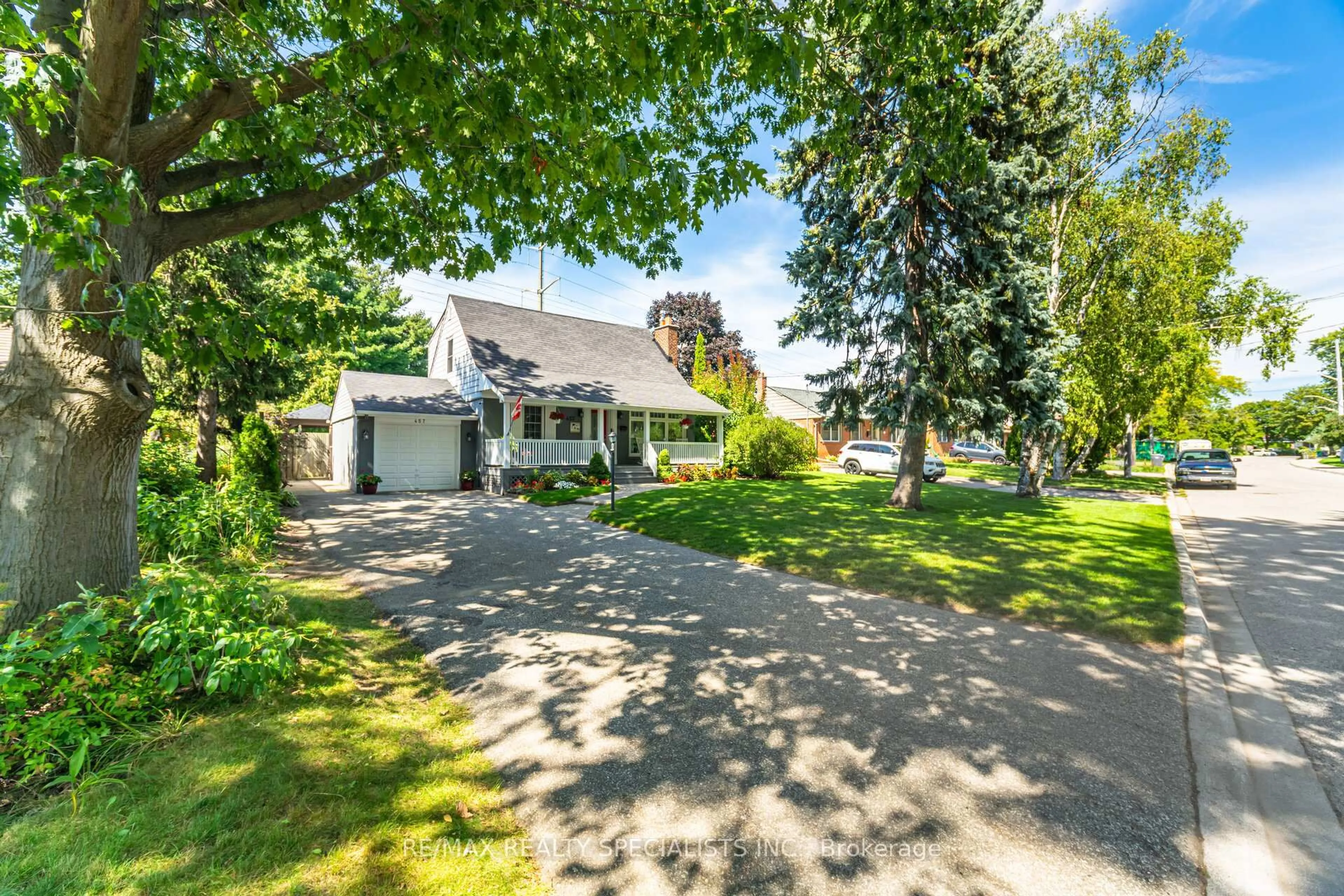 A pic from outside/outdoor area/front of a property/back of a property/a pic from drone, street for 457 Selsey Dr, Mississauga Ontario L5A 1B7