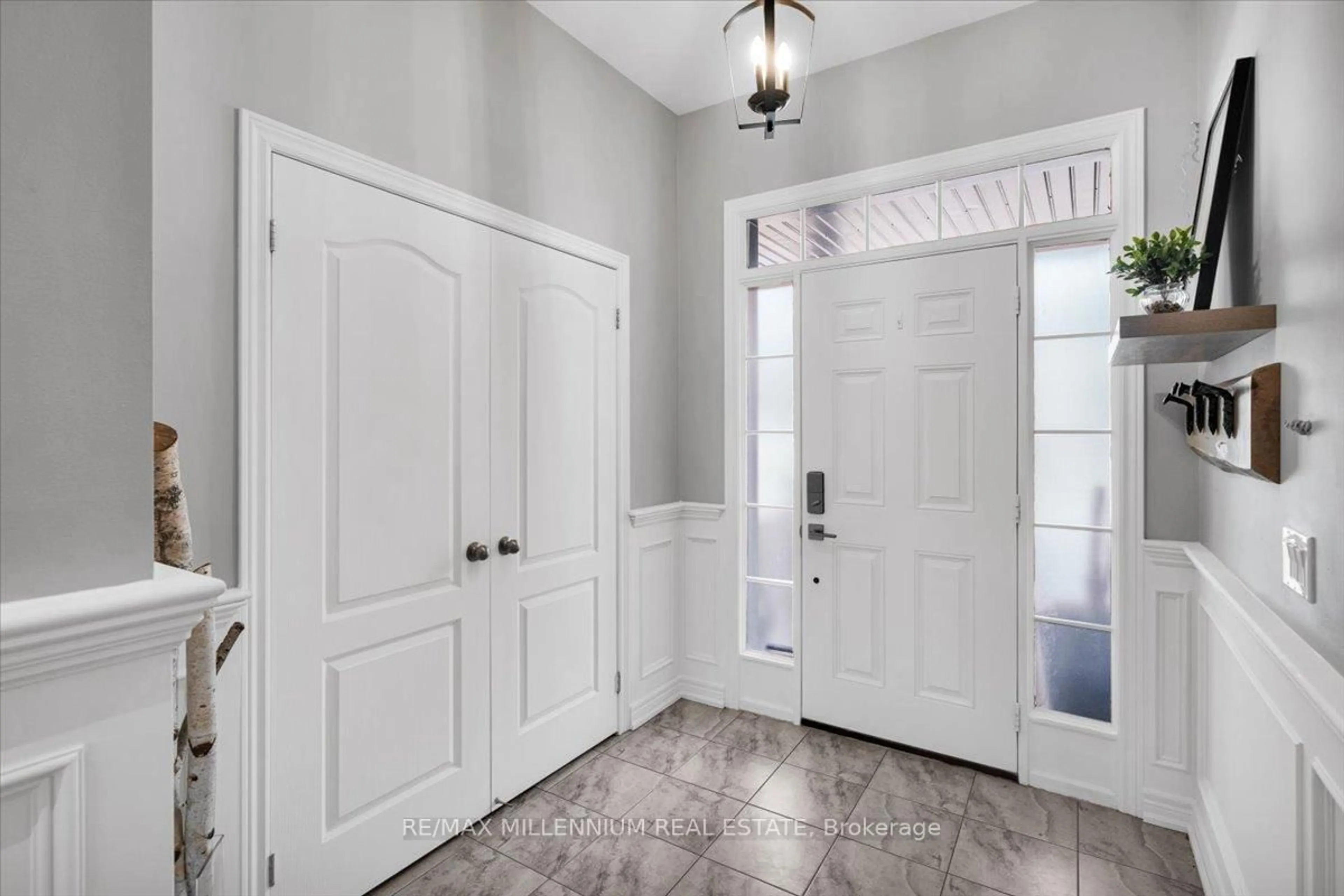 Indoor entryway for 20 Autumn Arbour Rd, Caledon Ontario L7C 3T8