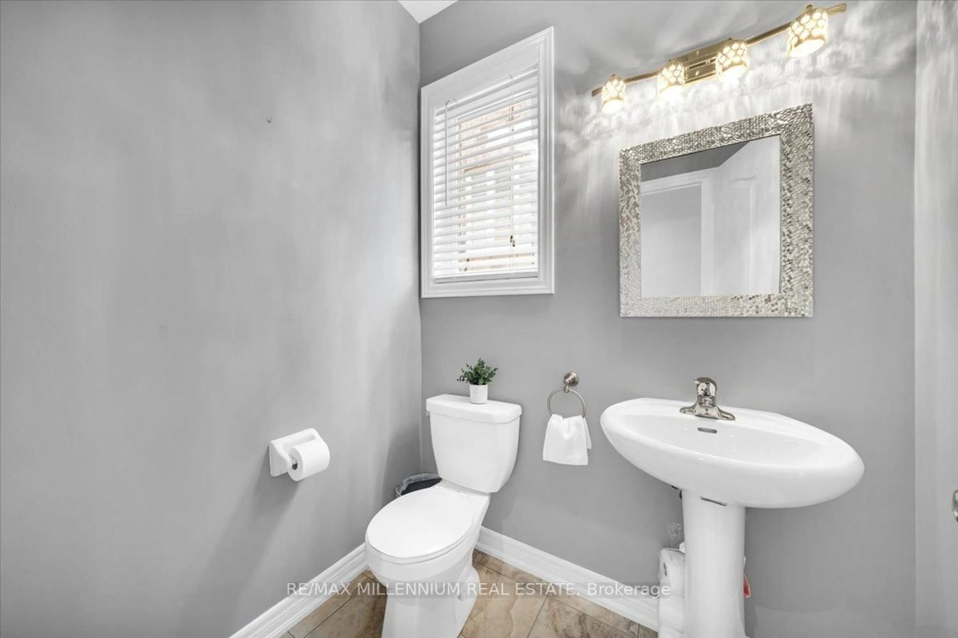 Standard bathroom, ceramic/tile floor for 20 Autumn Arbour Rd, Caledon Ontario L7C 3T8