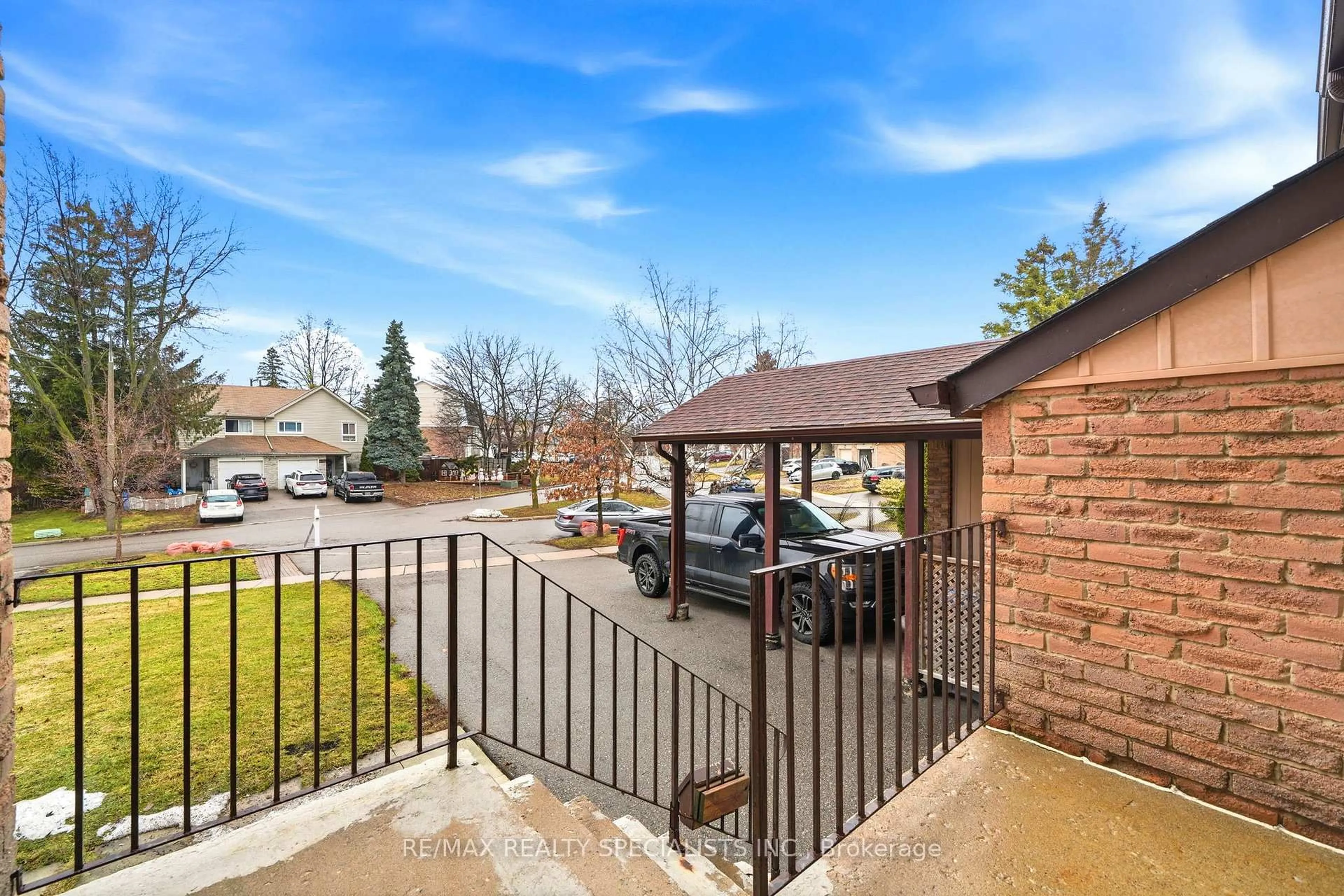 Patio, unknown for 44 Fanshawe Dr, Brampton Ontario L6Z 1A9