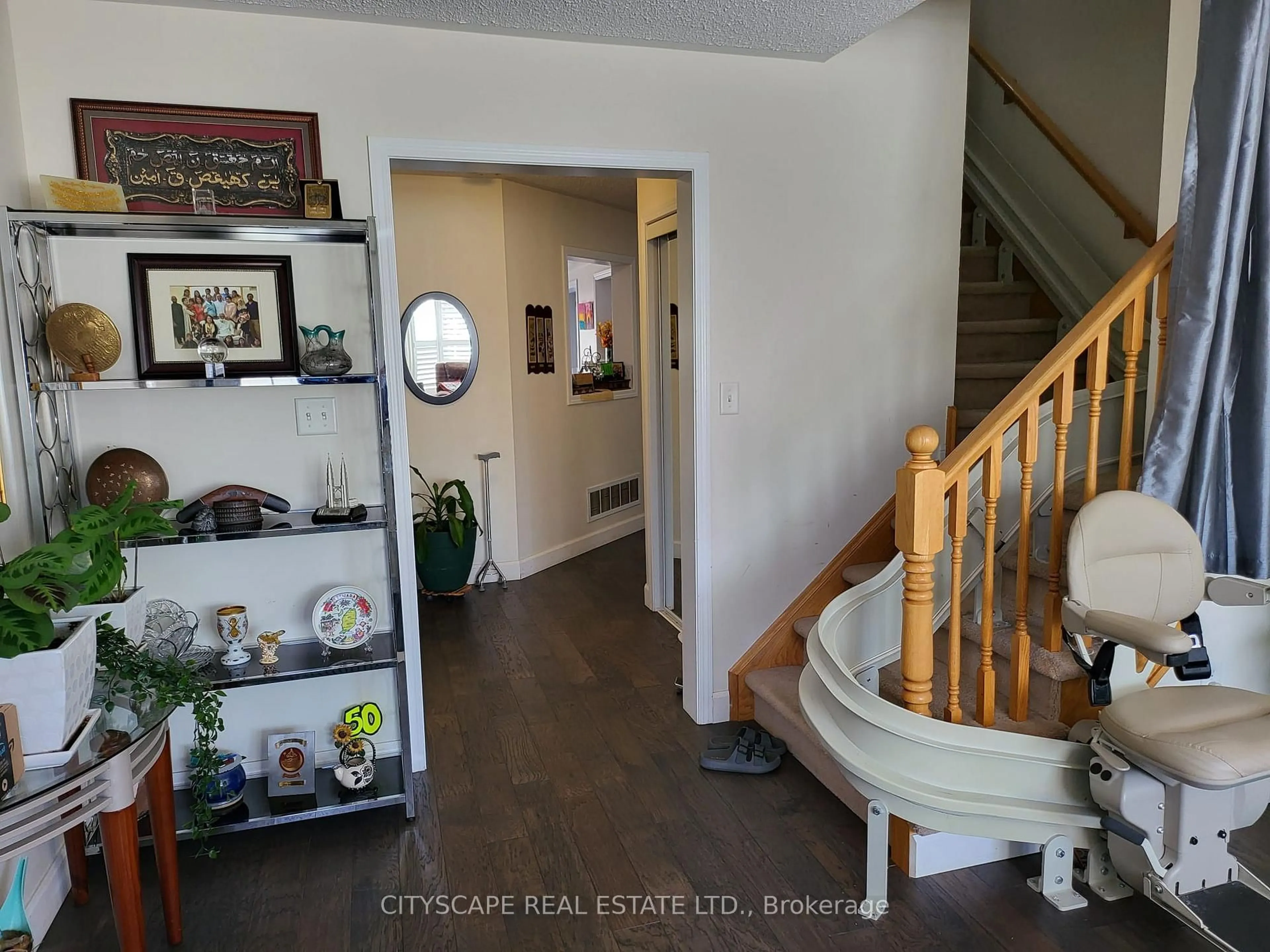 Indoor entryway for 1065 Clark Blvd, Milton Ontario L9T 6Y1
