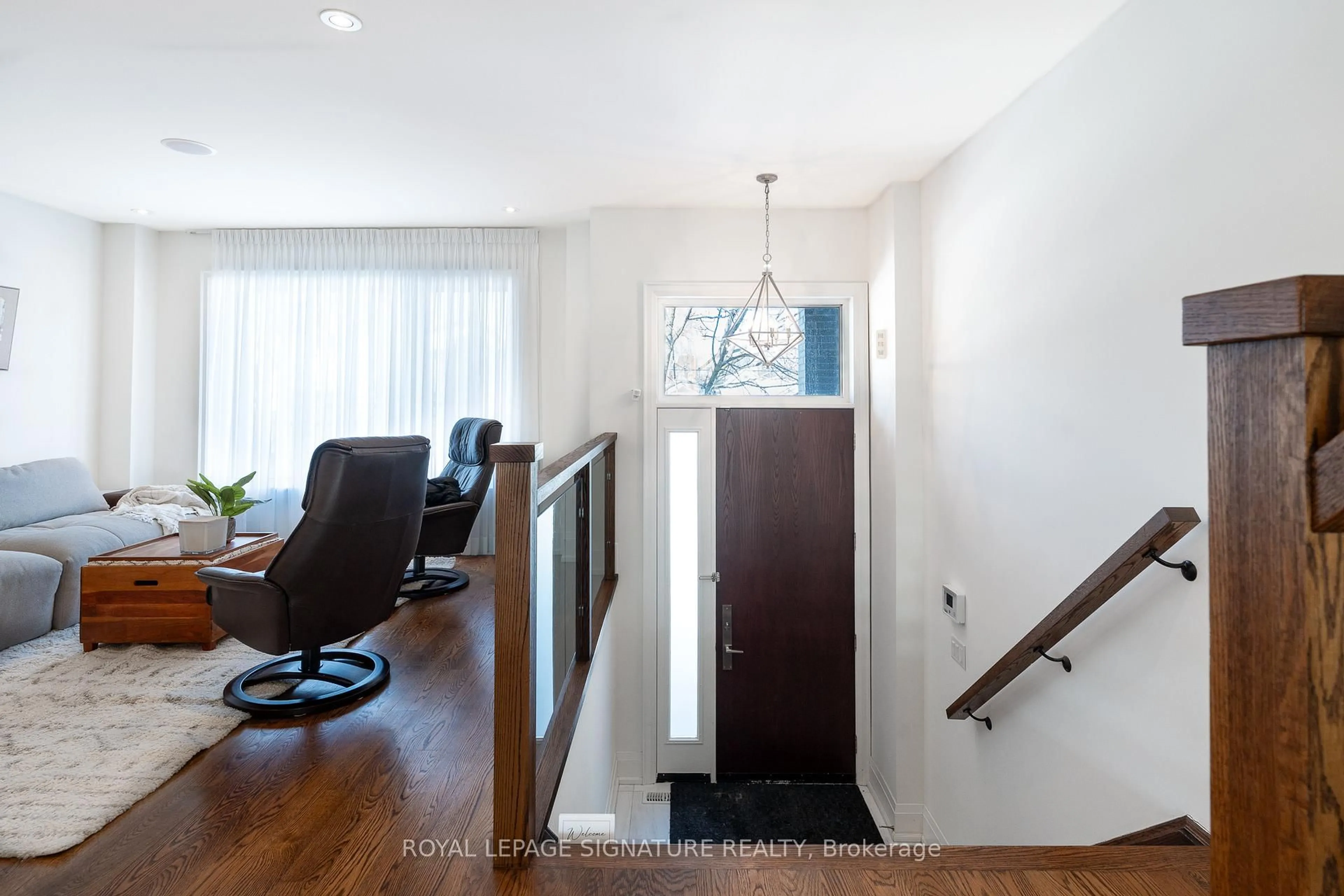 Indoor foyer for 119B Hillside Ave, Toronto Ontario M8V 1T3