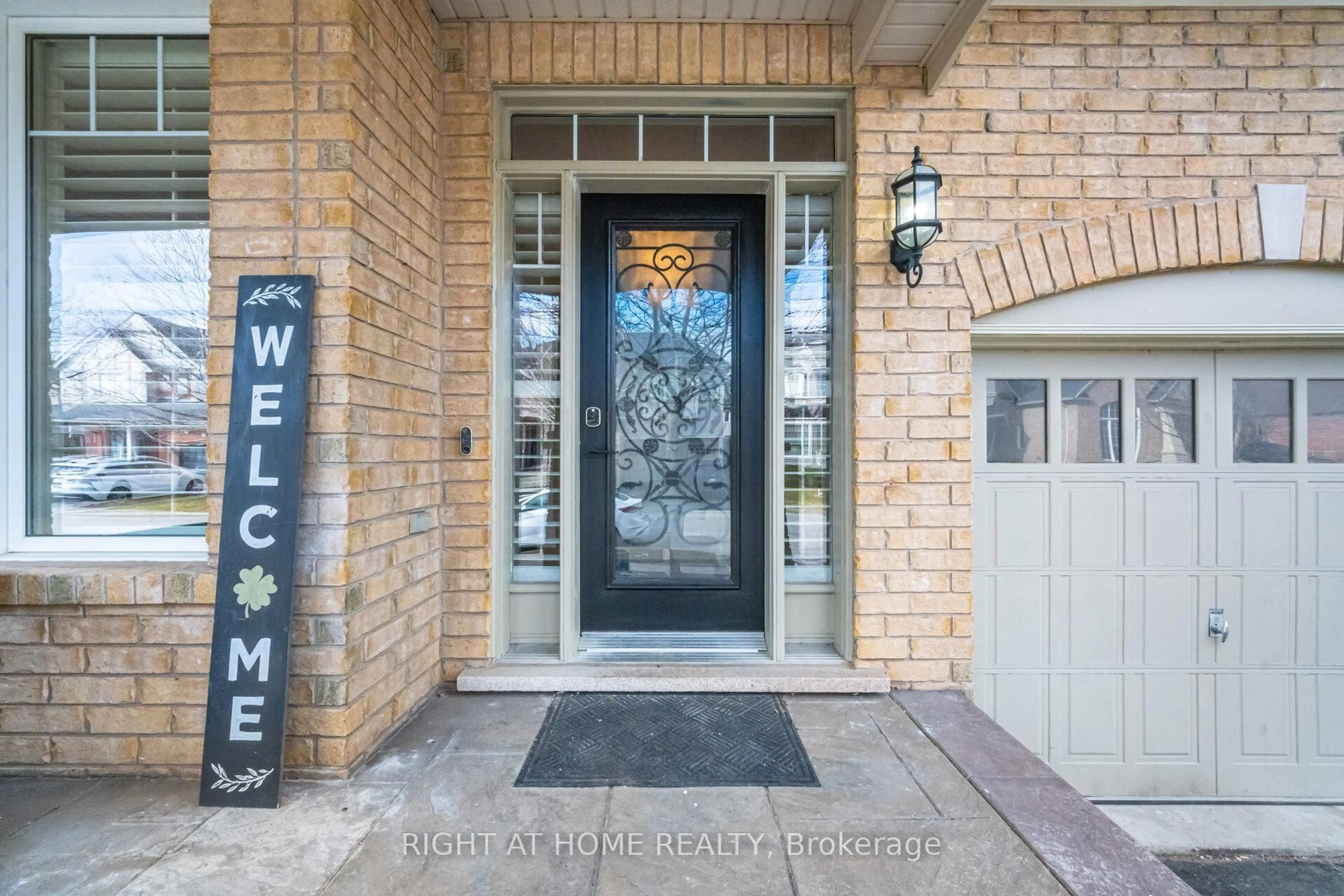 Indoor entryway for 277 Potts Terr, Milton Ontario L9T 0X6