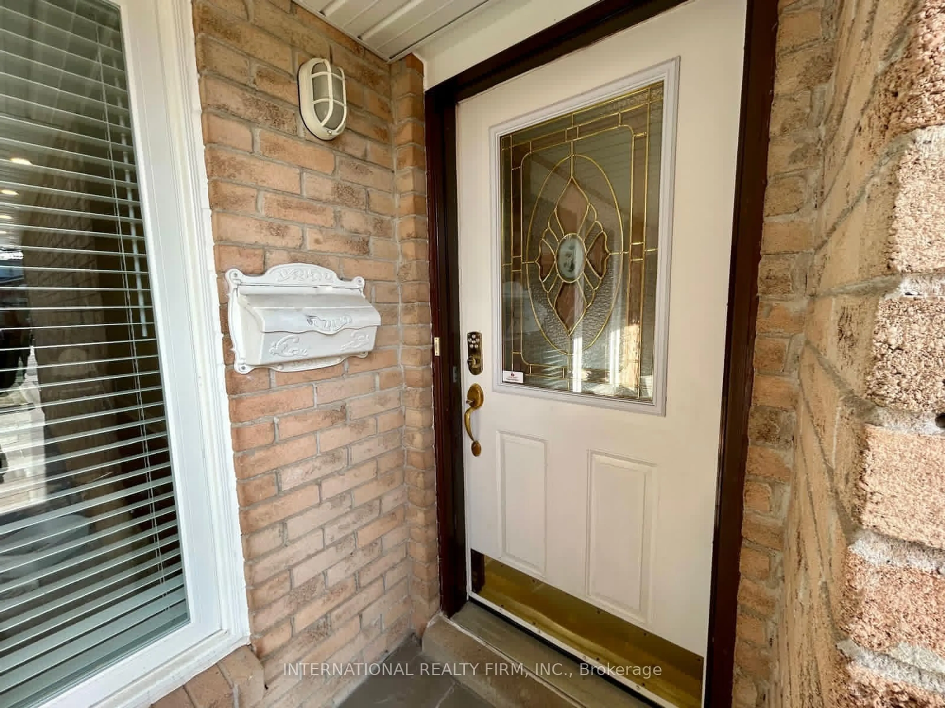 Indoor entryway for 5746 Turney Dr, Mississauga Ontario L9M 2R3