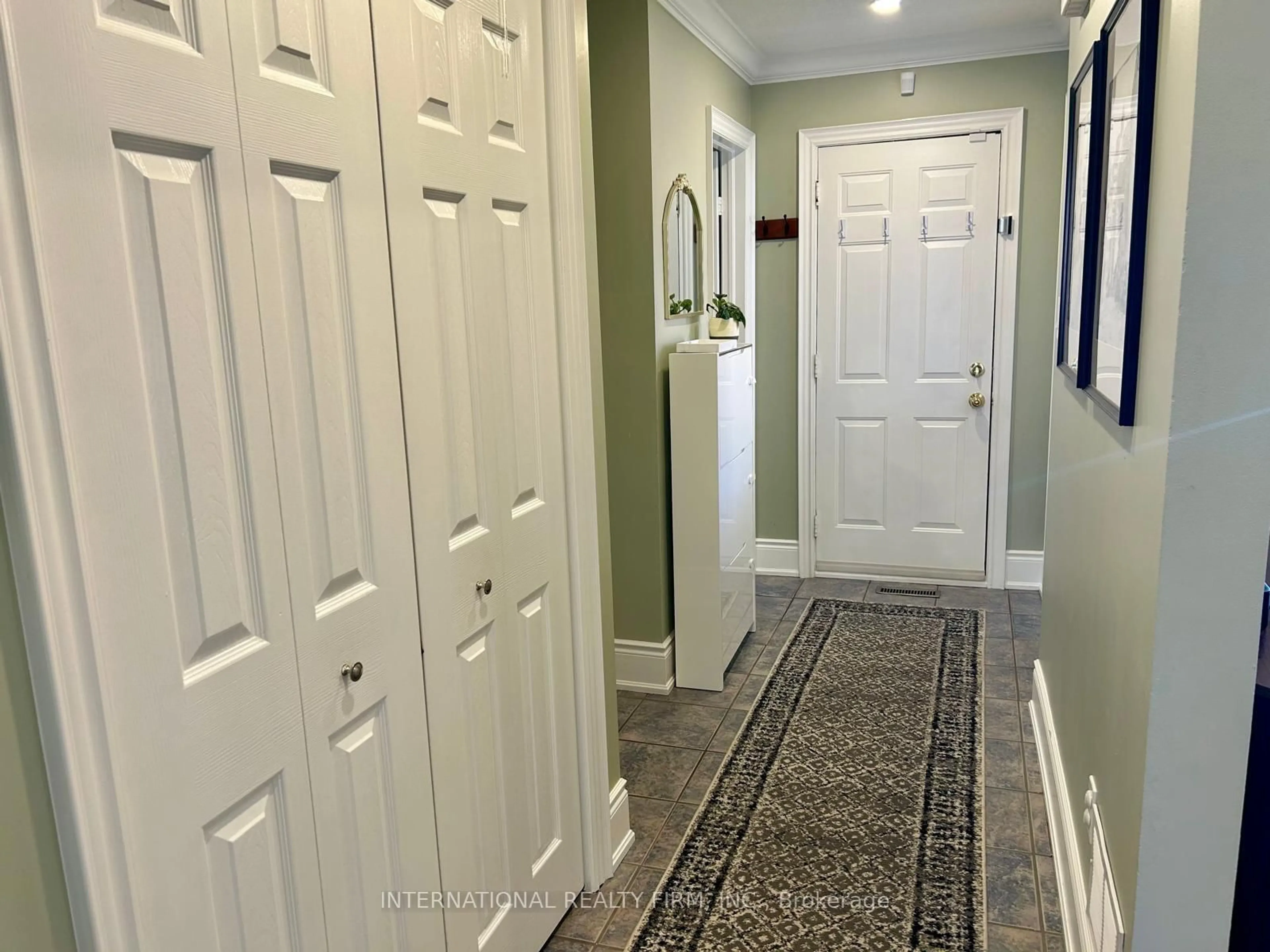 Indoor entryway for 5746 Turney Dr, Mississauga Ontario L9M 2R3