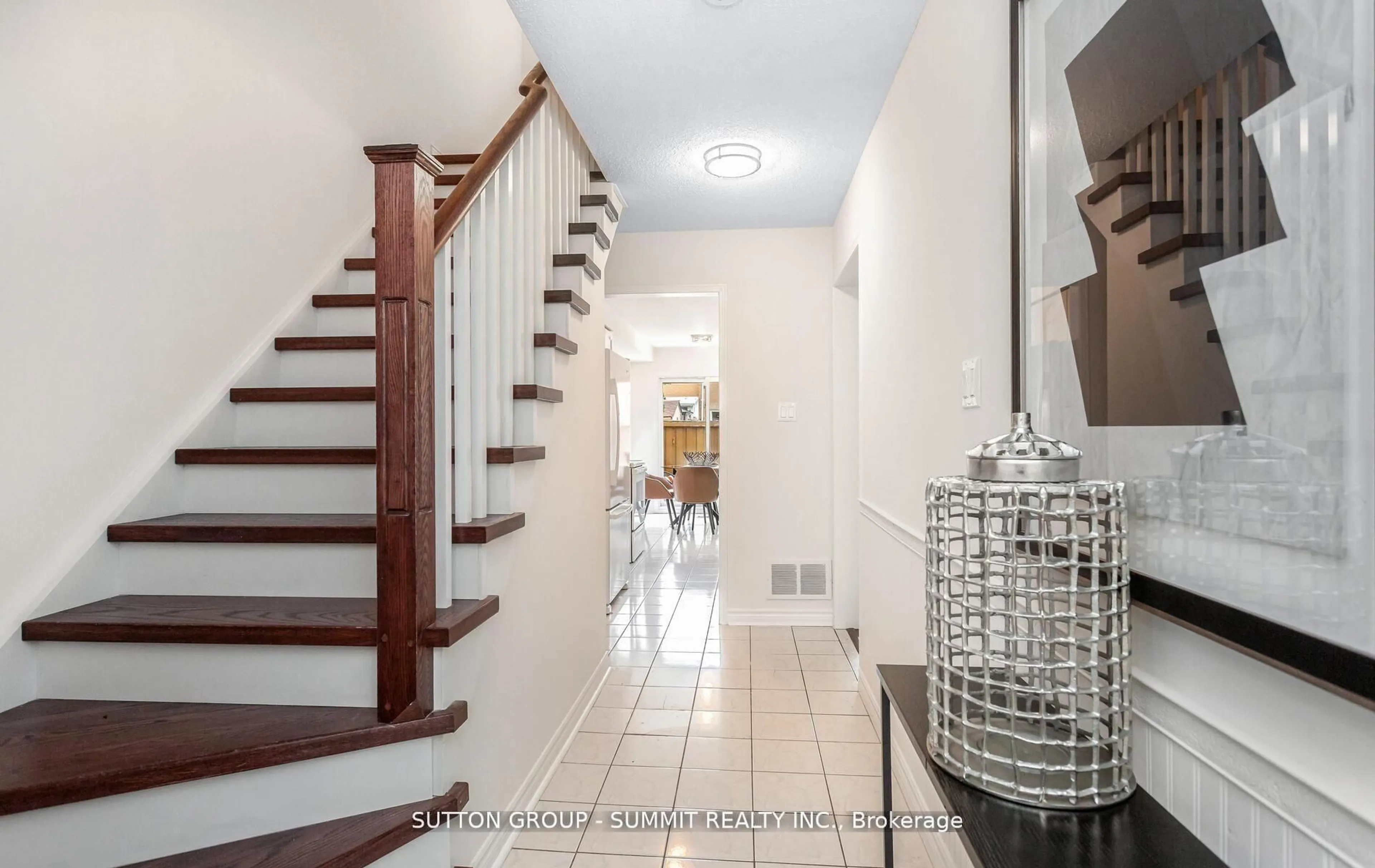 Indoor foyer for 550 Steddick Crt #47, Mississauga Ontario L5R 3S8