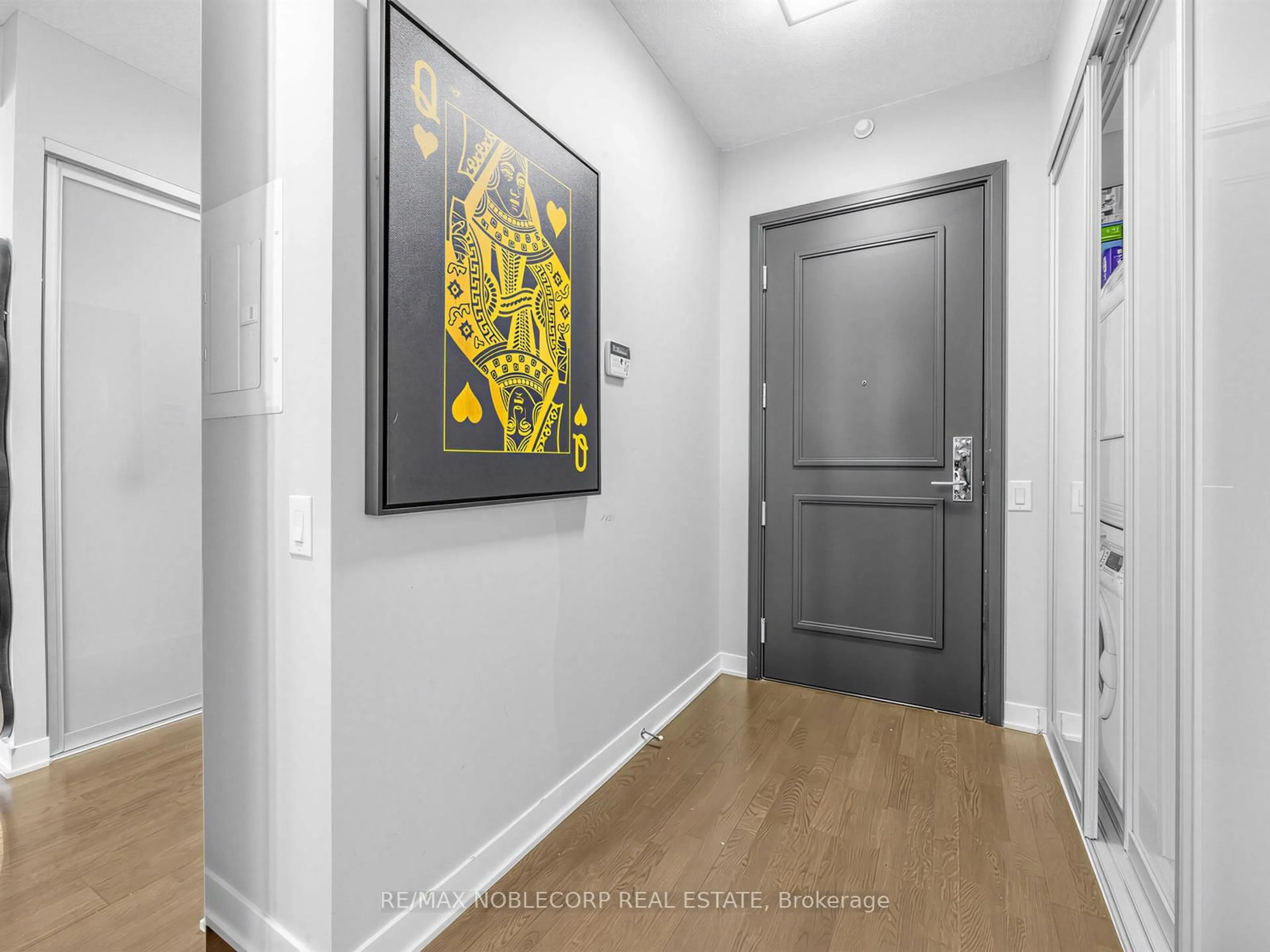 Indoor entryway for 88 Park Lawn Rd #2212, Toronto Ontario M8Y 0B5