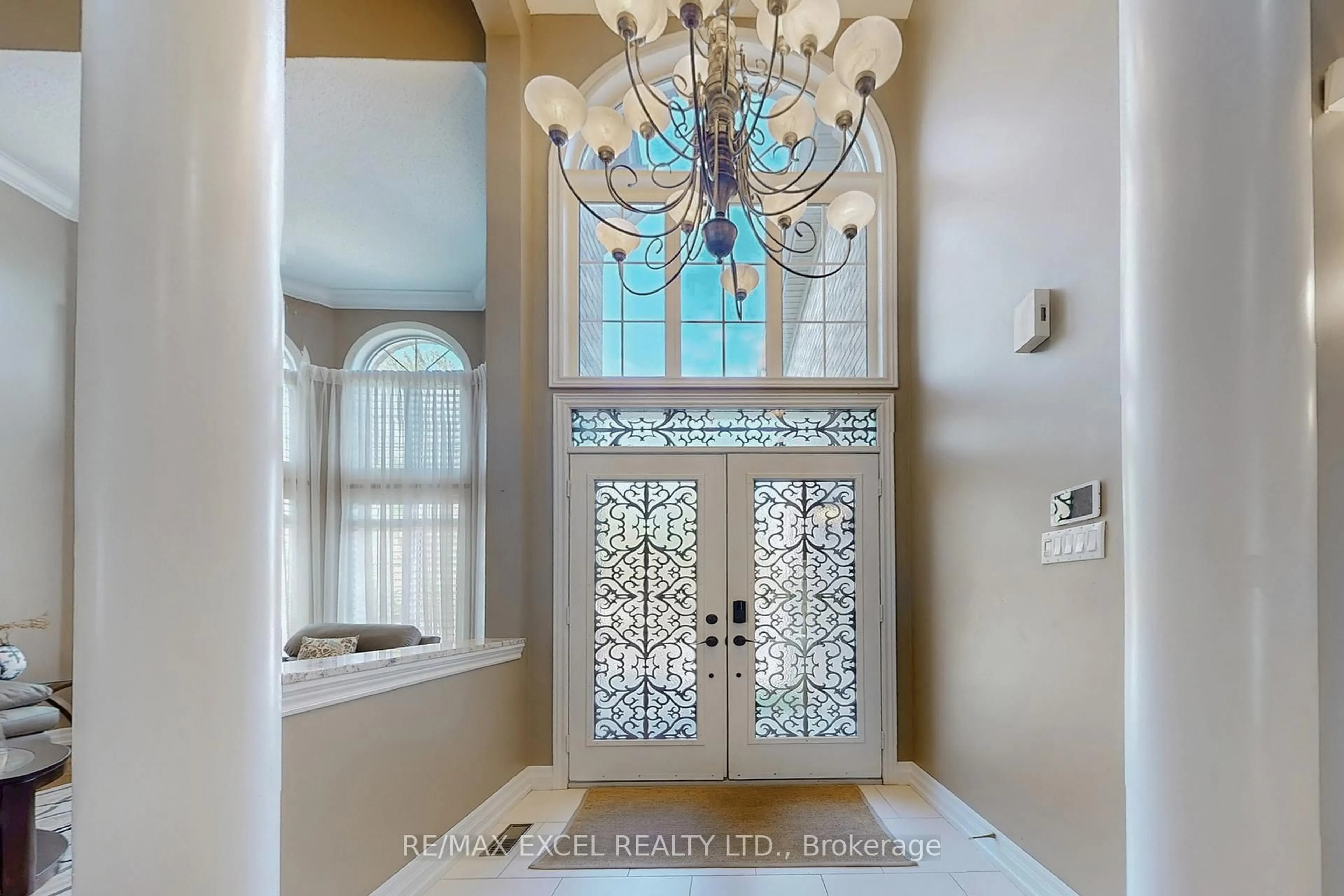 Indoor entryway for 5368 Vail Crt, Mississauga Ontario L5M 6G9
