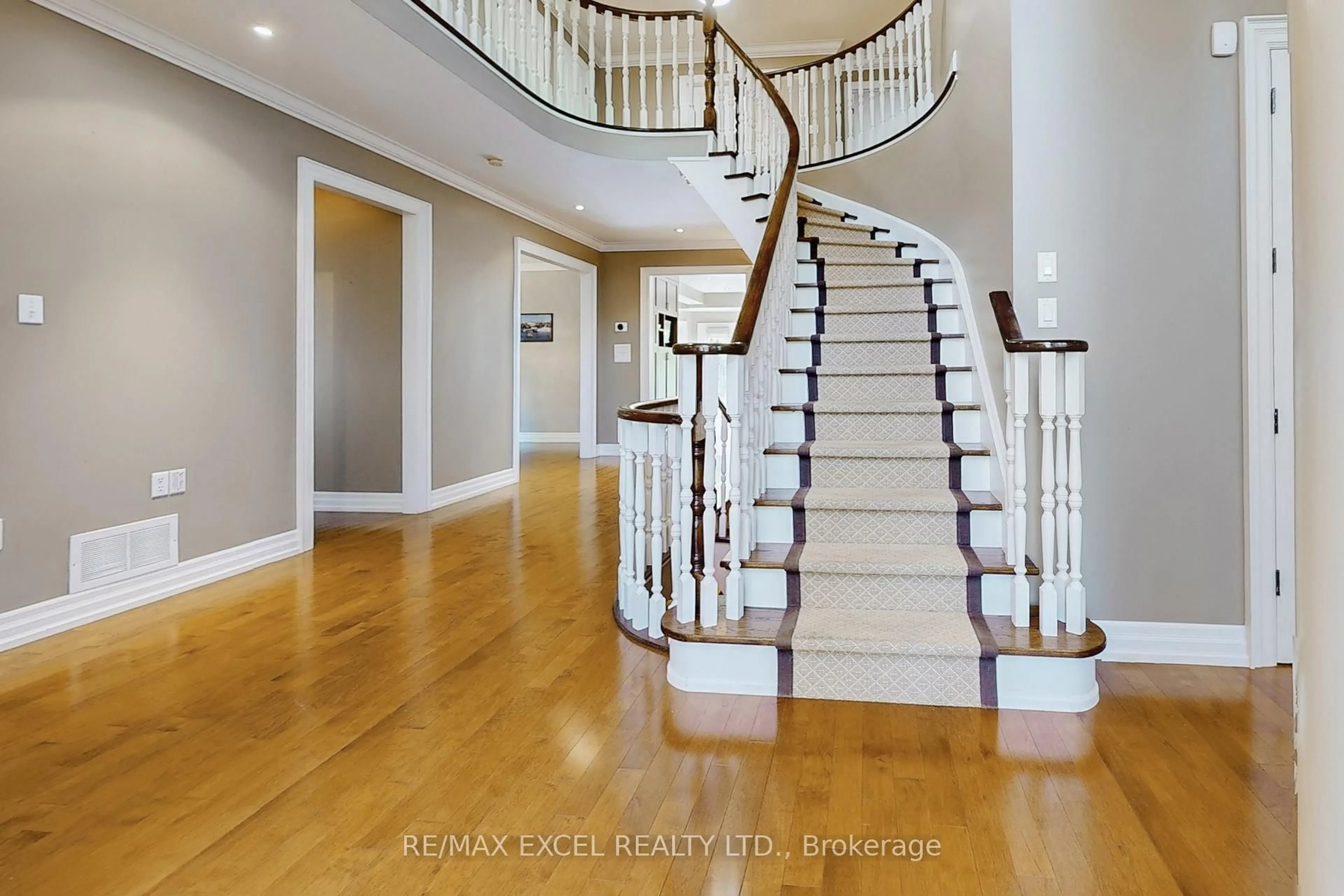 Indoor foyer for 5368 Vail Crt, Mississauga Ontario L5M 6G9