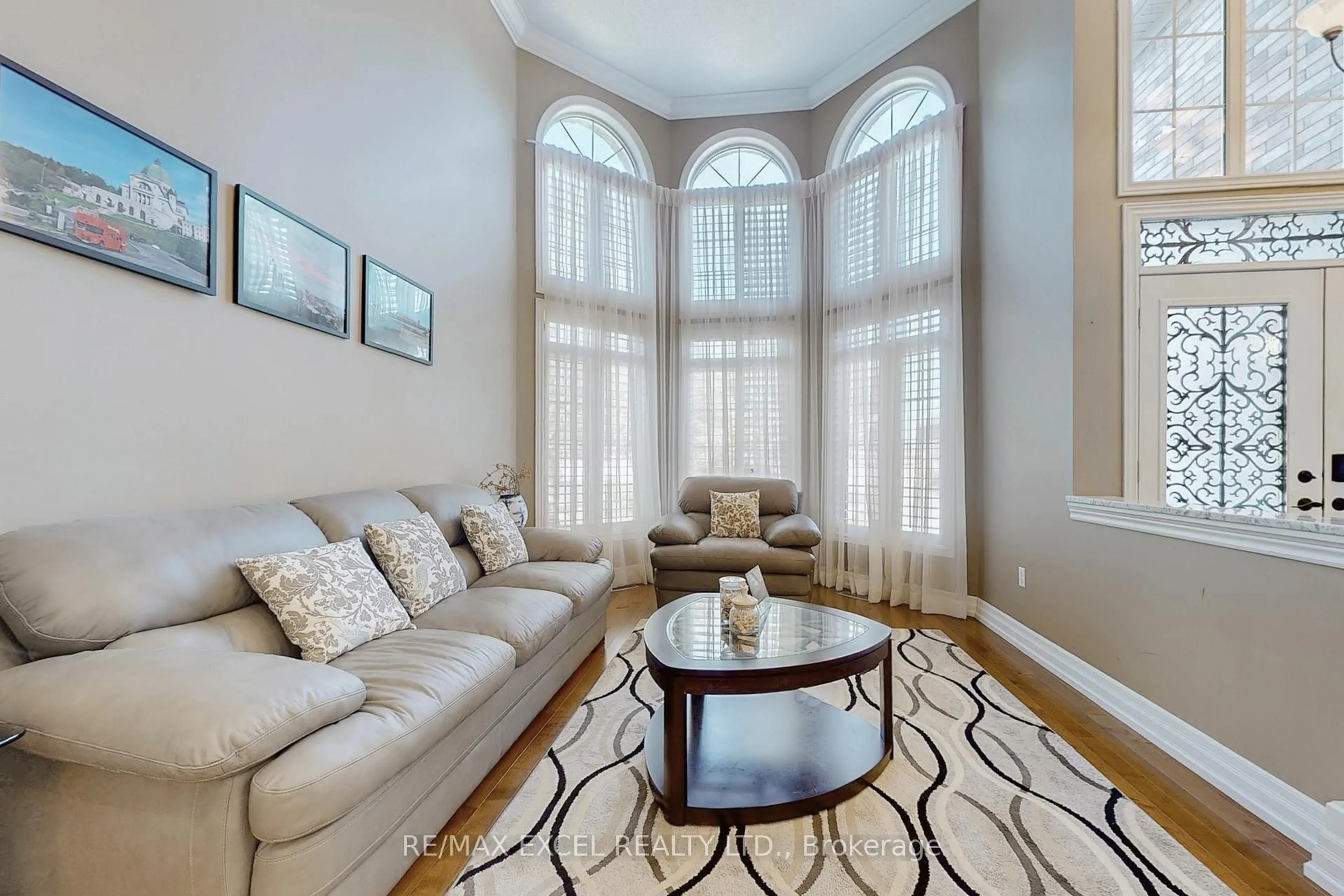 Living room with furniture, unknown for 5368 Vail Crt, Mississauga Ontario L5M 6G9