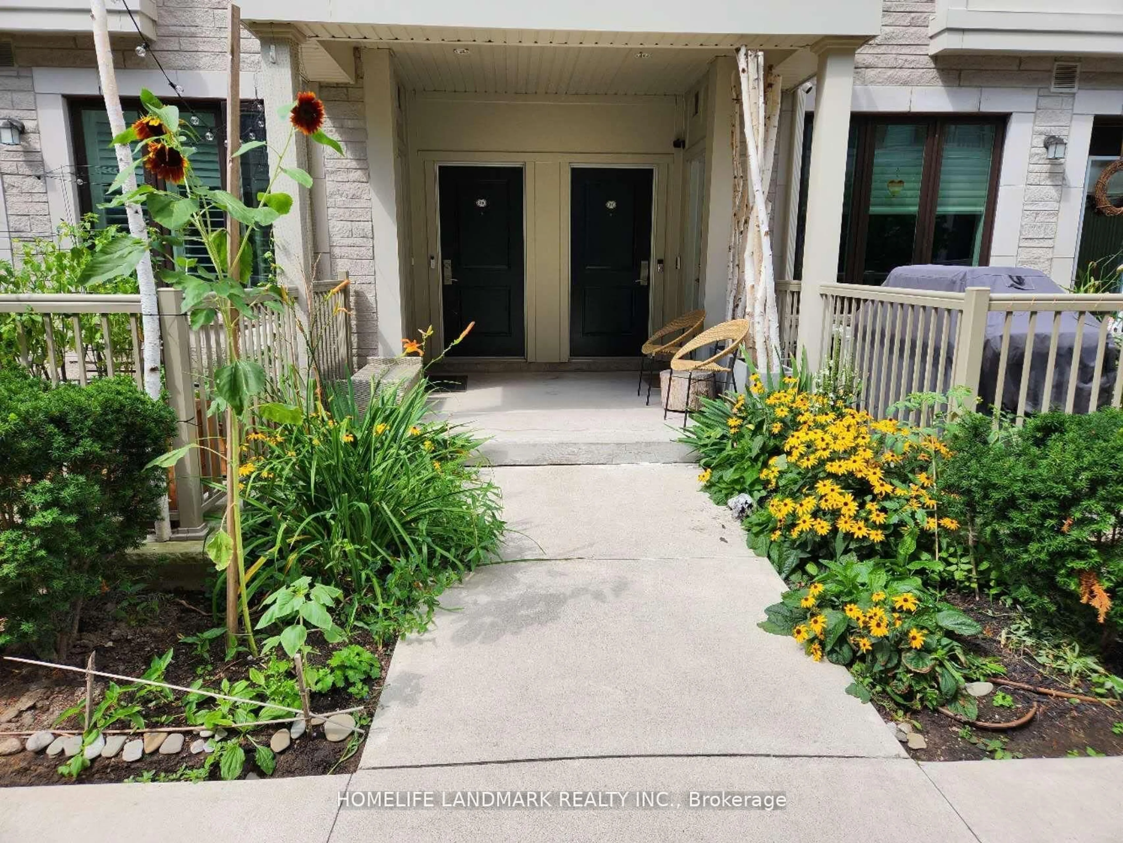 Indoor entryway for 95 Eastwood Park Gdns #27, Toronto Ontario M8W 0B9