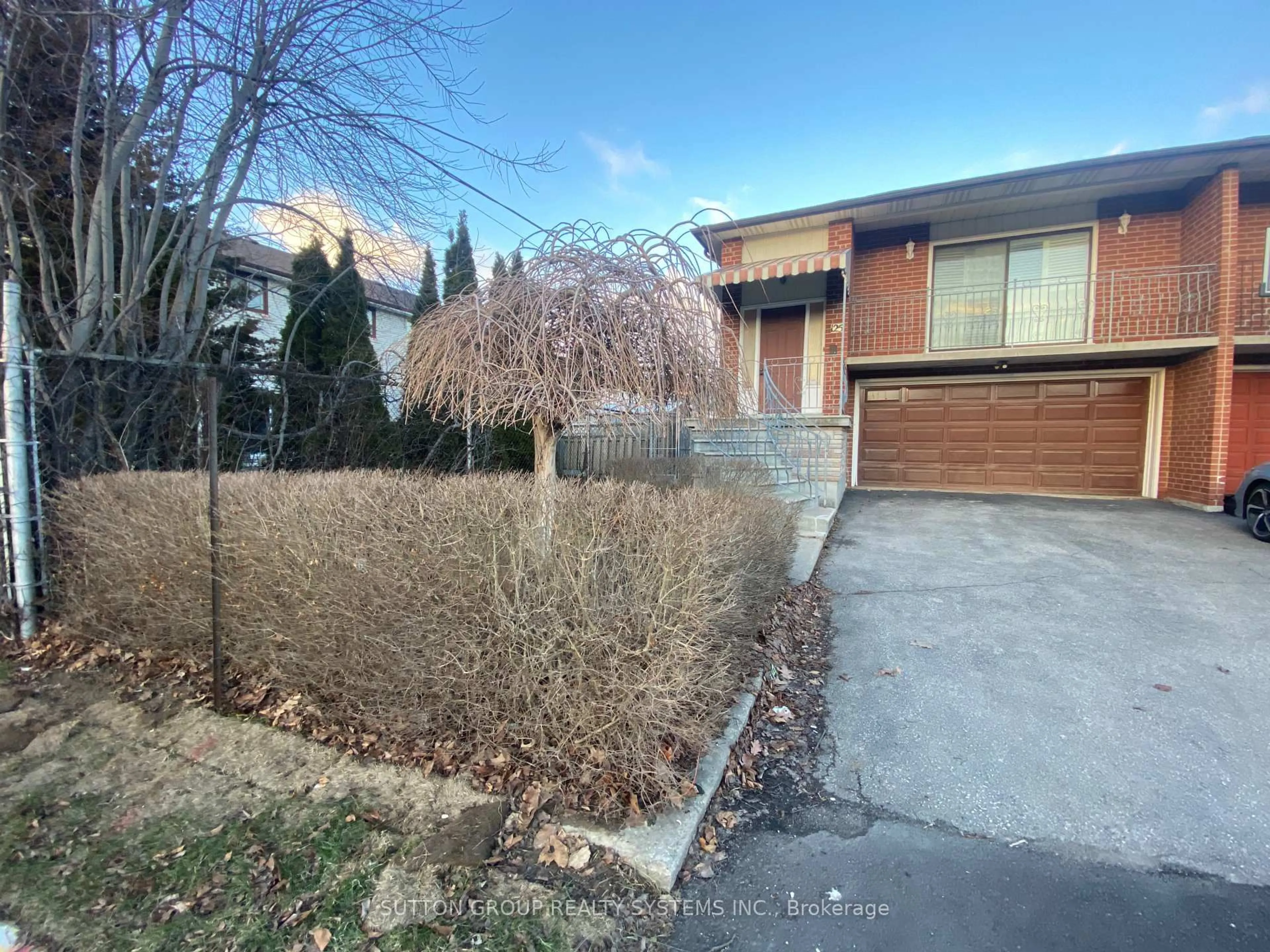 A pic from outside/outdoor area/front of a property/back of a property/a pic from drone, street for 125 Sentinel Rd, Toronto Ontario M3J 3G7
